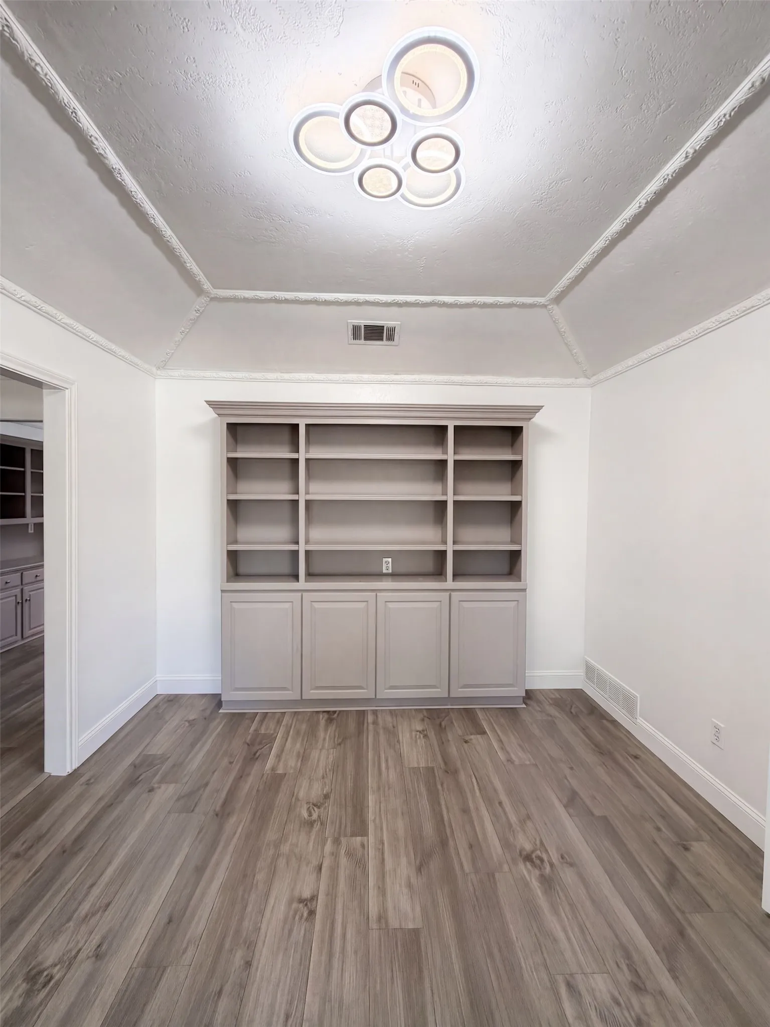 Single Family Residence For Sale in Collin County , 3924 Mesa Drive, Plano, Texas 75074, 3 Bedroom, 3 Bathroom, 2 Garage spaces, 2,449 Sqft, built in 1983, mls#21370694, Real Estate Agent in Plano, Homes For Sale in Collin county, Homes For Sale in Plano, Realtor in Plano Texas, Real Estate Brokerage Independent Realty Texas, Luminita Cordes Realtor