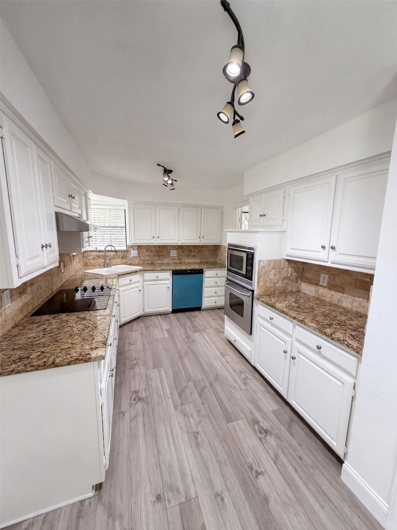 Single Family Residence For Sale in Collin County , 3924 Mesa Drive, Plano, Texas 75074, 3 Bedroom, 3 Bathroom, 2 Garage spaces, 2,449 Sqft, built in 1983, mls#21370694, Real Estate Agent in Plano, Homes For Sale in Collin county, Homes For Sale in Plano, Realtor in Plano Texas, Real Estate Brokerage Independent Realty Texas, Luminita Cordes Realtor