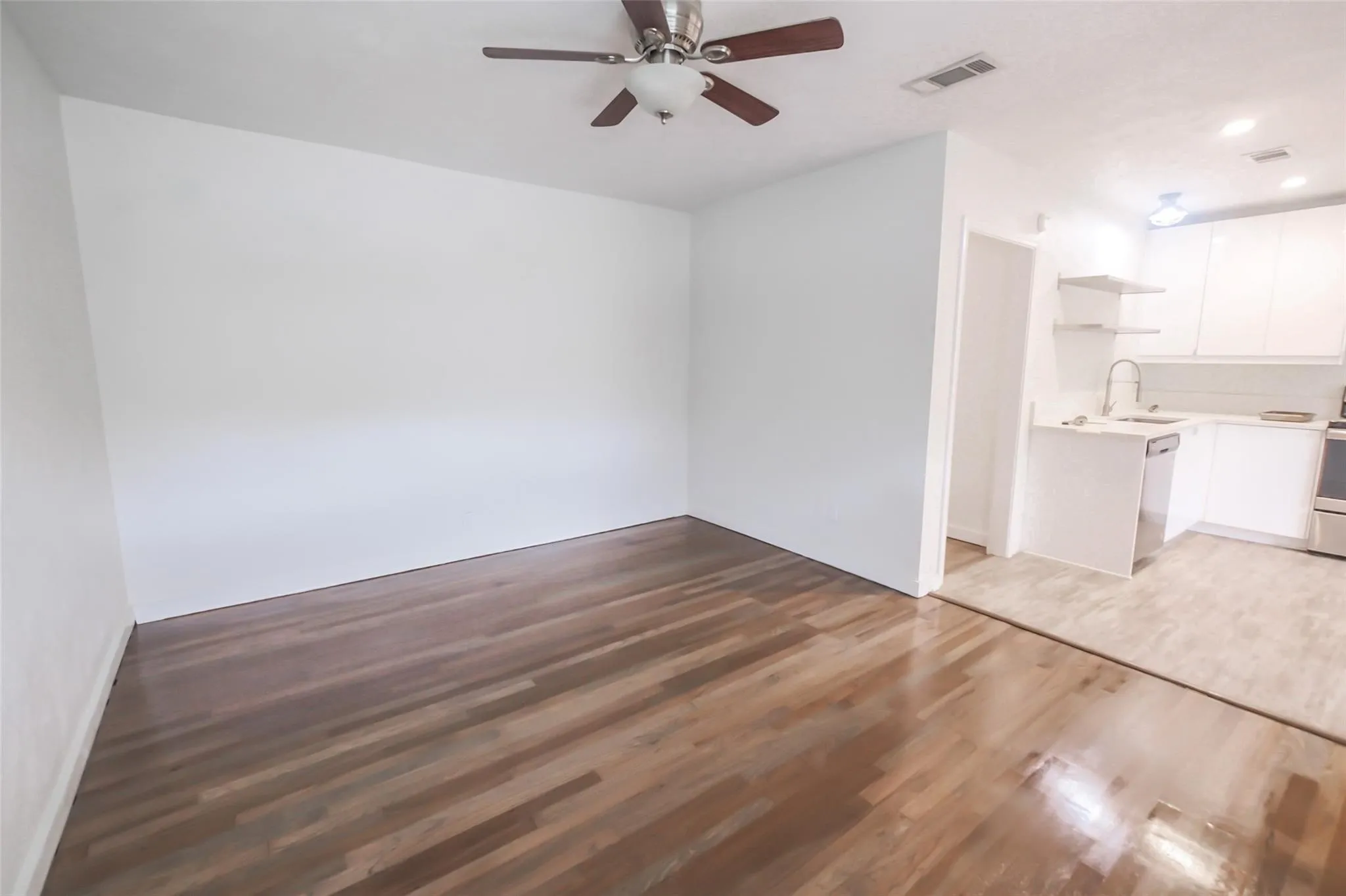 Duplex For Rent in Tarrant County , 3917 Dexter Avenue, Fort Worth, Texas 76107, 2 Bedroom, 1 Bathroom, Garage spaces, 754 Sqft, built in 1944, mls#21370697, Real Estate Agent in Fort Worth, Homes For Rent in Tarrant county, Homes For Rent in Fort Worth, Realtor in Fort Worth Texas, Real Estate Brokerage Independent Realty Texas, Luminita Cordes Realtor