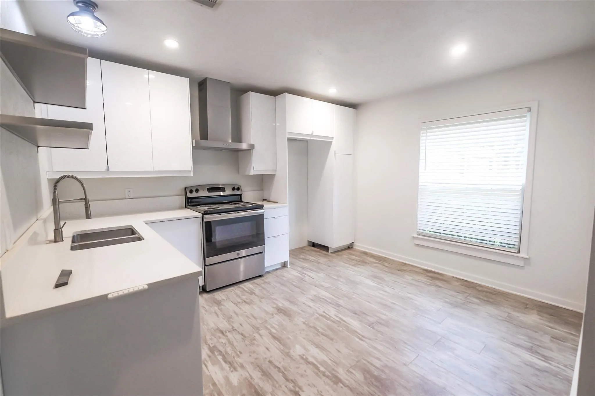 Duplex For Rent in Tarrant County , 3917 Dexter Avenue, Fort Worth, Texas 76107, 2 Bedroom, 1 Bathroom, Garage spaces, 754 Sqft, built in 1944, mls#21370697, Real Estate Agent in Fort Worth, Homes For Rent in Tarrant county, Homes For Rent in Fort Worth, Realtor in Fort Worth Texas, Real Estate Brokerage Independent Realty Texas, Luminita Cordes Realtor
