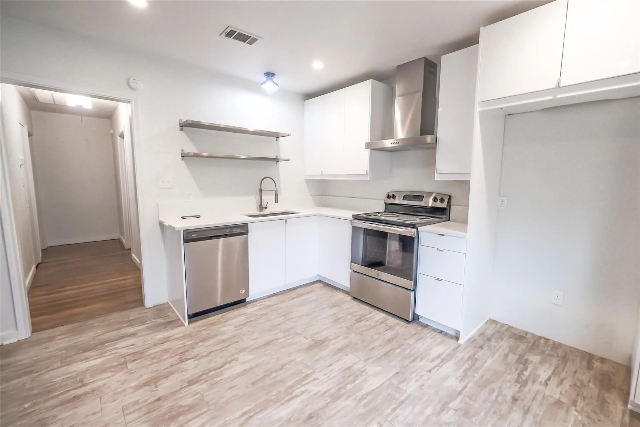 Duplex For Rent in Tarrant County , 3917 Dexter Avenue, Fort Worth, Texas 76107, 2 Bedroom, 1 Bathroom, Garage spaces, 754 Sqft, built in 1944, mls#21370697, Real Estate Agent in Fort Worth, Homes For Rent in Tarrant county, Homes For Rent in Fort Worth, Realtor in Fort Worth Texas, Real Estate Brokerage Independent Realty Texas, Luminita Cordes Realtor
