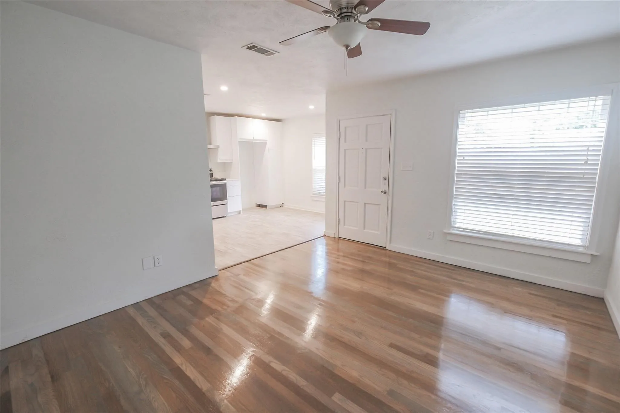 Duplex For Rent in Tarrant County , 3917 Dexter Avenue, Fort Worth, Texas 76107, 2 Bedroom, 1 Bathroom, Garage spaces, 754 Sqft, built in 1944, mls#21370697, Real Estate Agent in Fort Worth, Homes For Rent in Tarrant county, Homes For Rent in Fort Worth, Realtor in Fort Worth Texas, Real Estate Brokerage Independent Realty Texas, Luminita Cordes Realtor