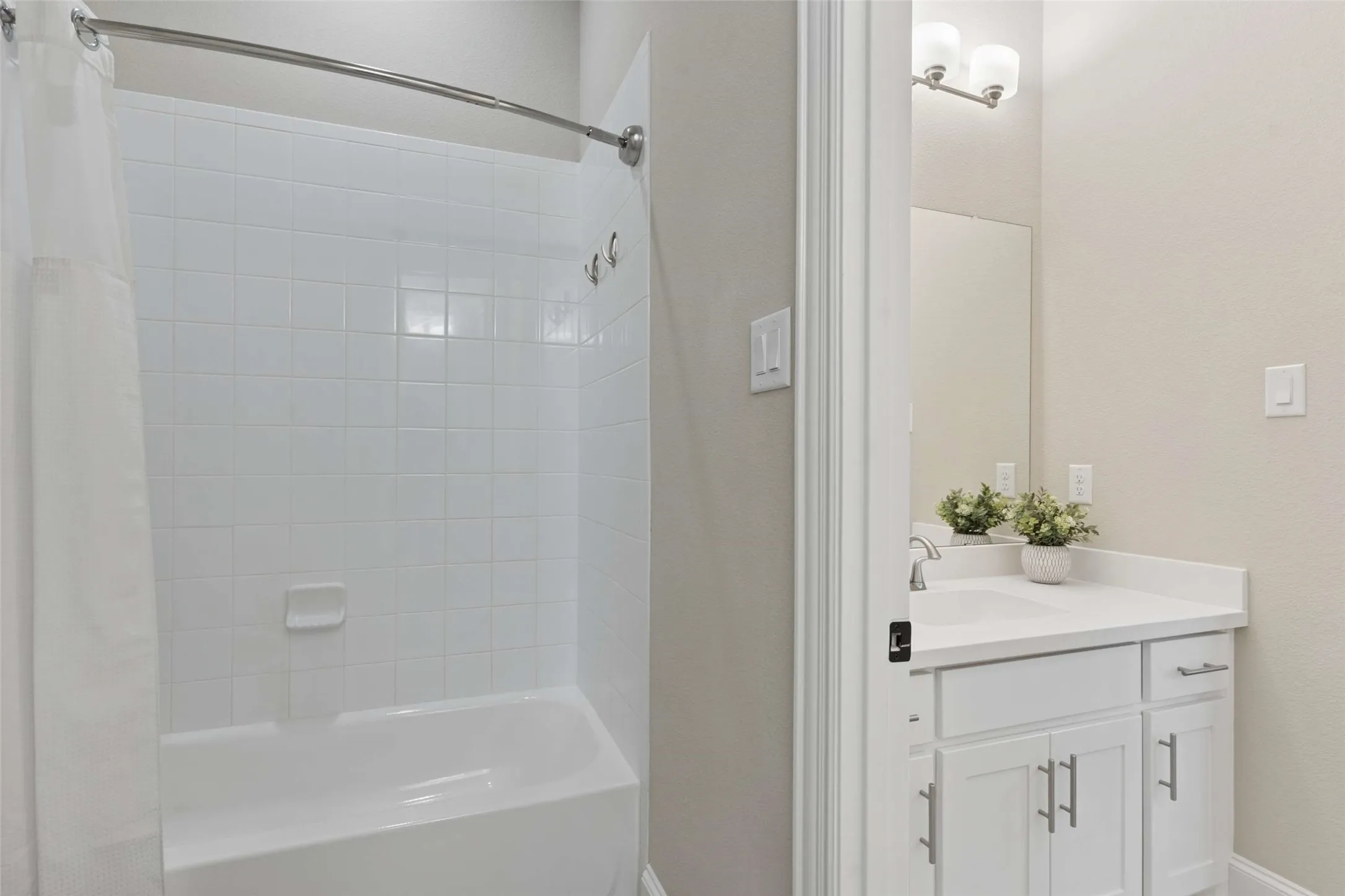 Single Family Residence For Sale in Collin County , 6229 Habersham Way, Mc Kinney, Texas 75071, 4 Bedroom, 4 Bathroom, 3 Garage spaces, 3,390 Sqft, built in 2020, mls#21370541, Real Estate Agent in Mc Kinney, Homes For Sale in Collin county, Homes For Sale in Mc Kinney, Realtor in Mc Kinney Texas, Real Estate Brokerage Independent Realty Texas, Luminita Cordes Realtor