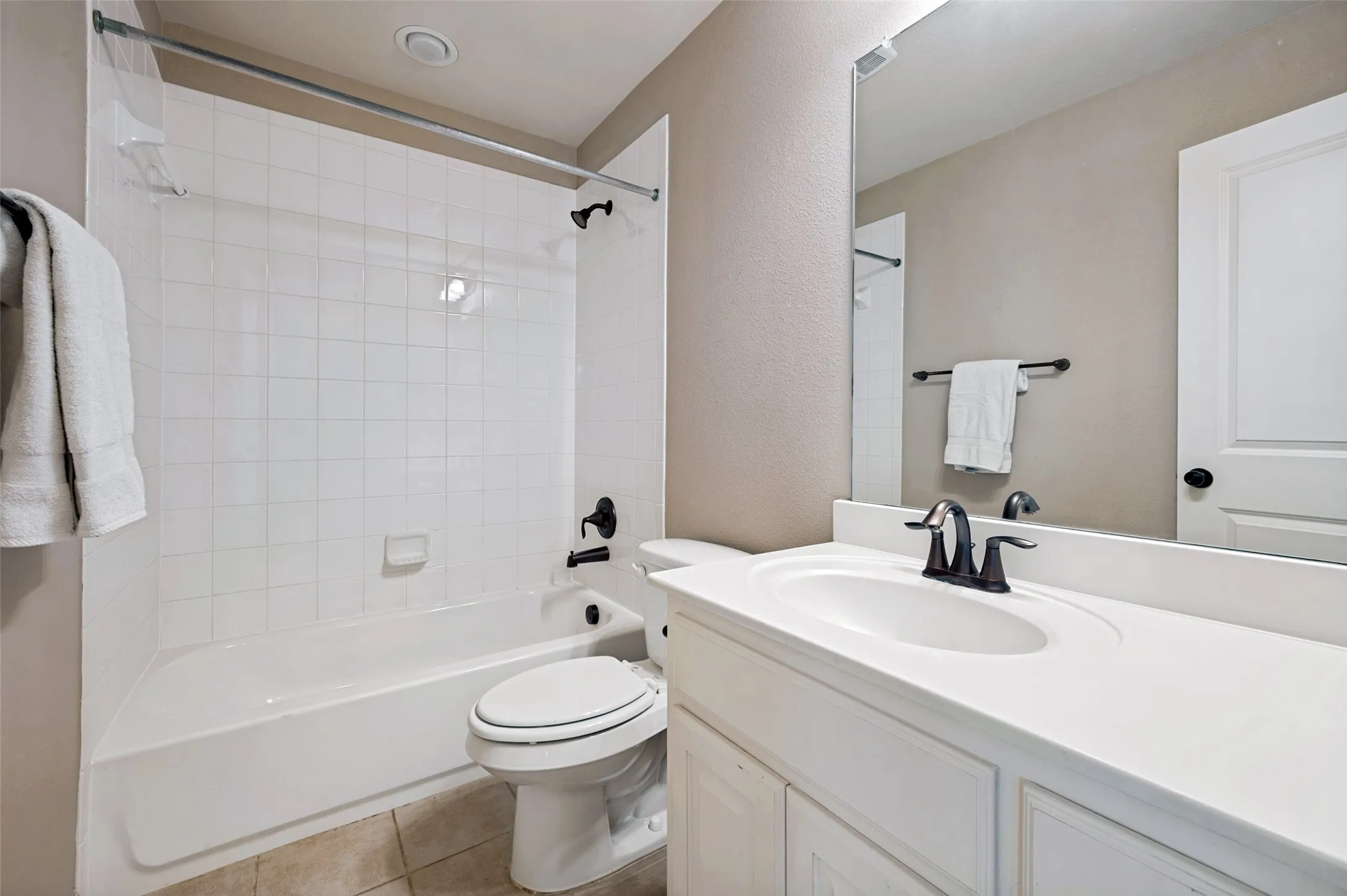 Ensuite bath to the third bedroom upstairs