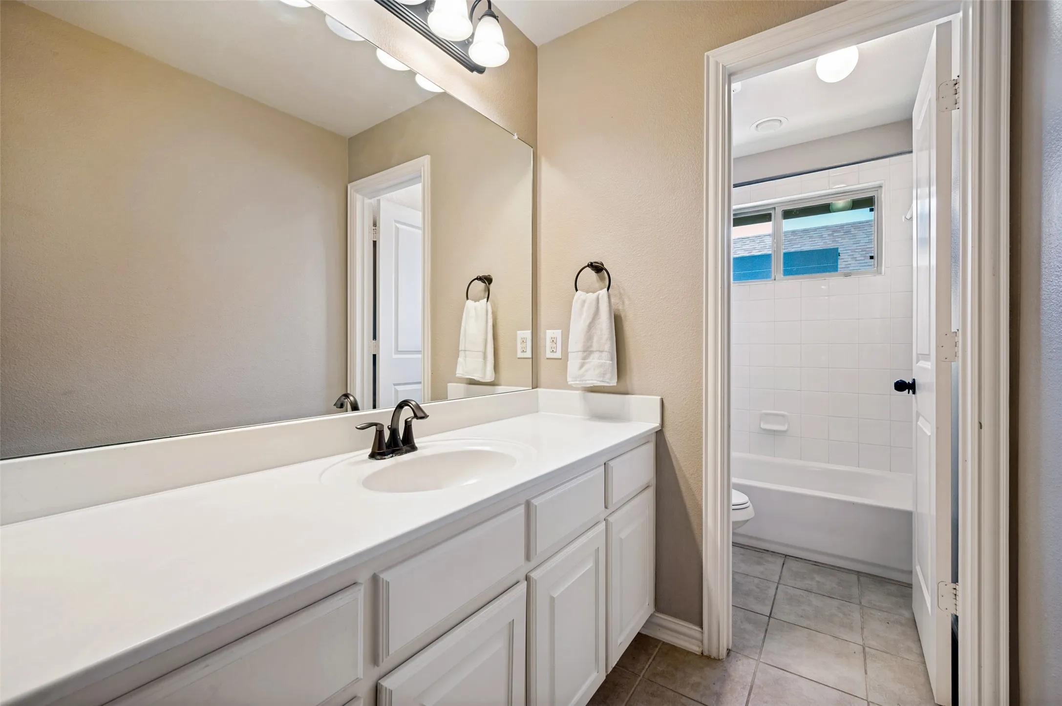 Secondary bathroom between 2 bedrooms