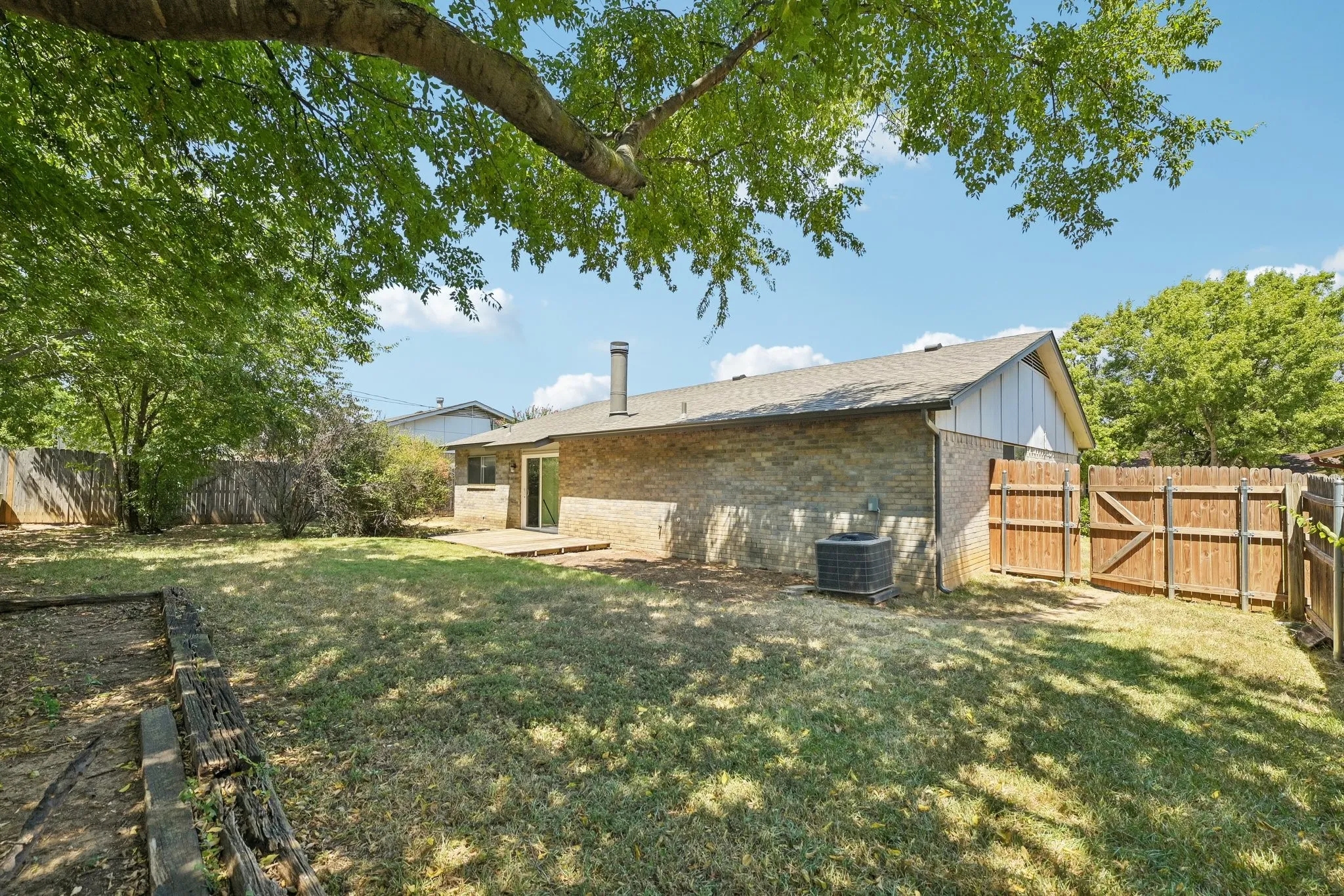 Single Family Residence For Sale in Tarrant County , 3408 Palomino Drive, Arlington, Texas 76017, 3 Bedroom, 2 Bathroom, 2 Garage spaces, 1,586 Sqft, built in 1980, mls#21370022, Real Estate Agent in Arlington, Homes For Sale in Tarrant county, Homes For Sale in Arlington, Realtor in Arlington Texas, Real Estate Brokerage Independent Realty Texas, Luminita Cordes Realtor