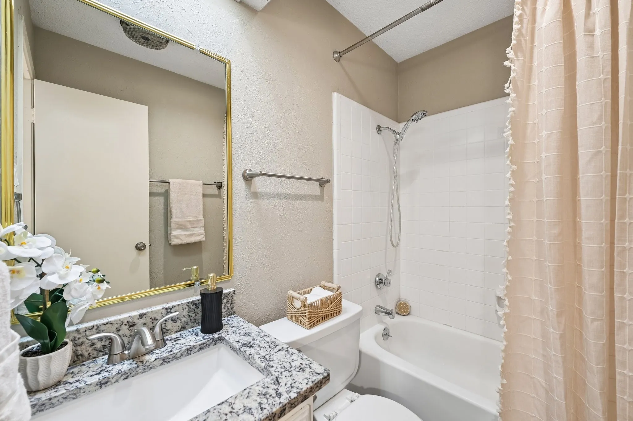 Single Family Residence For Sale in Tarrant County , 3408 Palomino Drive, Arlington, Texas 76017, 3 Bedroom, 2 Bathroom, 2 Garage spaces, 1,586 Sqft, built in 1980, mls#21370022, Real Estate Agent in Arlington, Homes For Sale in Tarrant county, Homes For Sale in Arlington, Realtor in Arlington Texas, Real Estate Brokerage Independent Realty Texas, Luminita Cordes Realtor