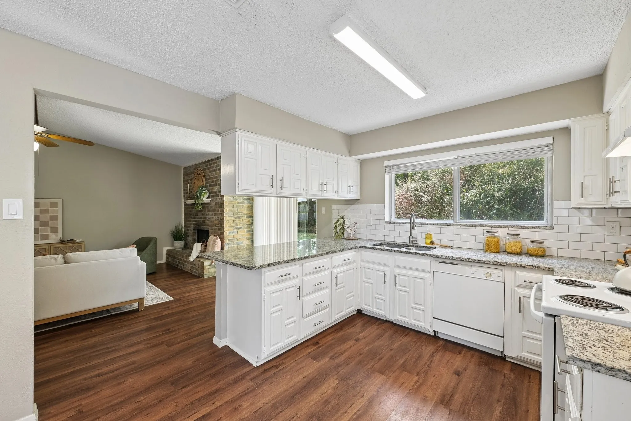 Single Family Residence For Sale in Tarrant County , 3408 Palomino Drive, Arlington, Texas 76017, 3 Bedroom, 2 Bathroom, 2 Garage spaces, 1,586 Sqft, built in 1980, mls#21370022, Real Estate Agent in Arlington, Homes For Sale in Tarrant county, Homes For Sale in Arlington, Realtor in Arlington Texas, Real Estate Brokerage Independent Realty Texas, Luminita Cordes Realtor