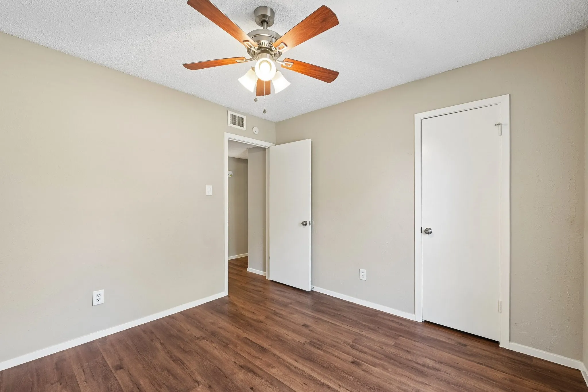 Single Family Residence For Sale in Tarrant County , 3408 Palomino Drive, Arlington, Texas 76017, 3 Bedroom, 2 Bathroom, 2 Garage spaces, 1,586 Sqft, built in 1980, mls#21370022, Real Estate Agent in Arlington, Homes For Sale in Tarrant county, Homes For Sale in Arlington, Realtor in Arlington Texas, Real Estate Brokerage Independent Realty Texas, Luminita Cordes Realtor