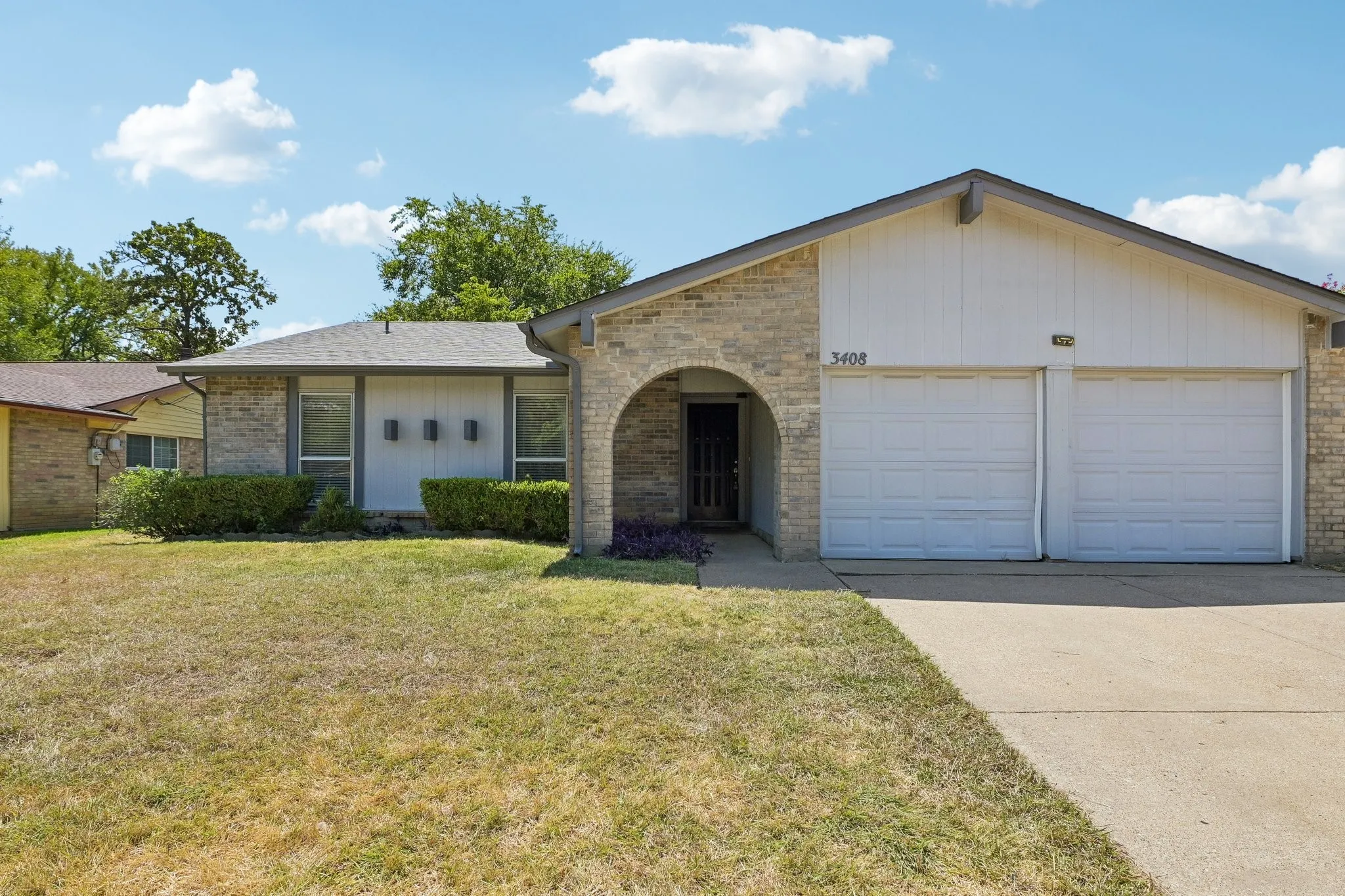 Single Family Residence For Sale in Tarrant County , 3408 Palomino Drive, Arlington, Texas 76017, 3 Bedroom, 2 Bathroom, 2 Garage spaces, 1,586 Sqft, built in 1980, mls#21370022, Real Estate Agent in Arlington, Homes For Sale in Tarrant county, Homes For Sale in Arlington, Realtor in Arlington Texas, Real Estate Brokerage Independent Realty Texas, Luminita Cordes Realtor