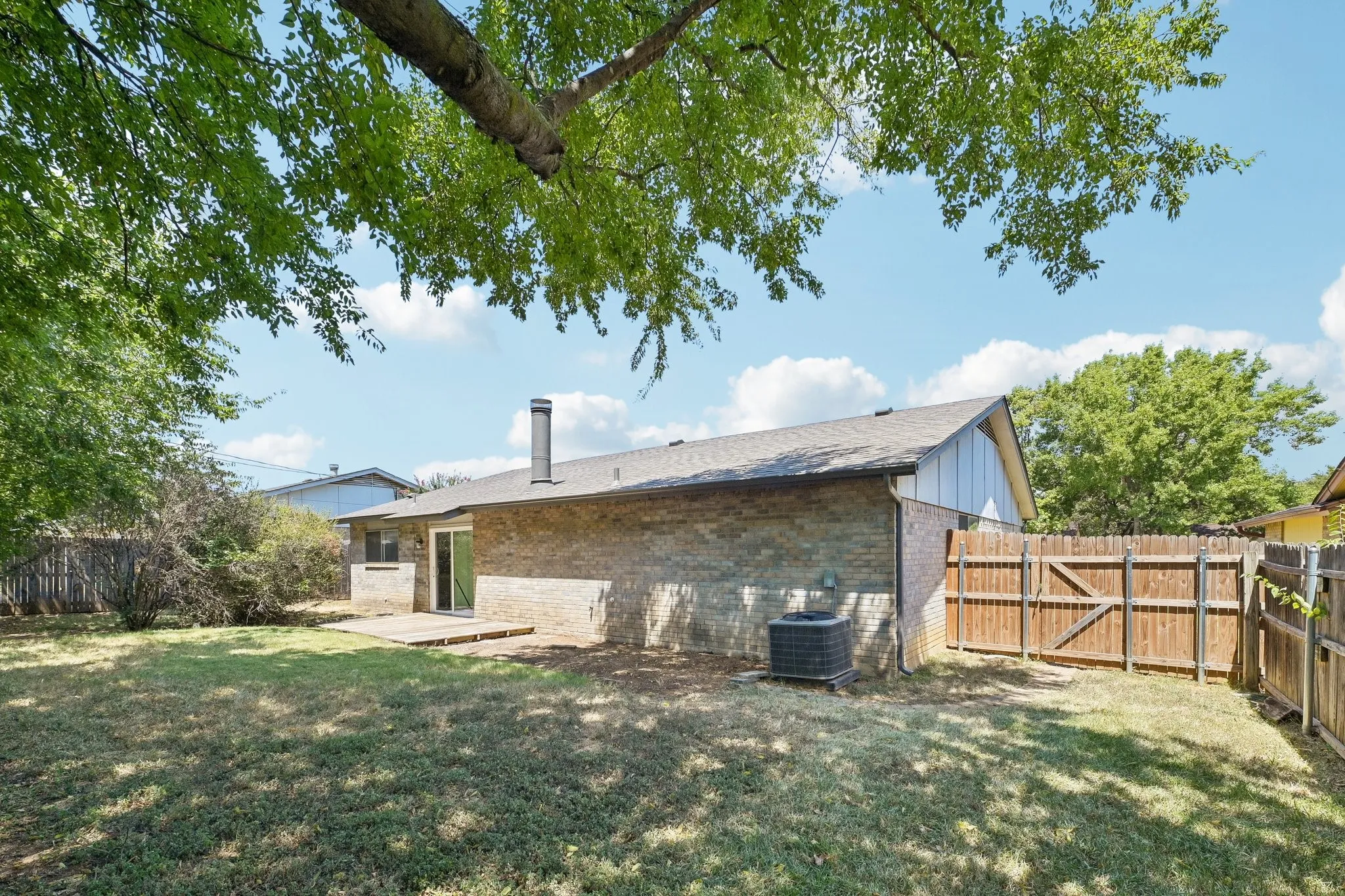 Single Family Residence For Sale in Tarrant County , 3408 Palomino Drive, Arlington, Texas 76017, 3 Bedroom, 2 Bathroom, 2 Garage spaces, 1,586 Sqft, built in 1980, mls#21370022, Real Estate Agent in Arlington, Homes For Sale in Tarrant county, Homes For Sale in Arlington, Realtor in Arlington Texas, Real Estate Brokerage Independent Realty Texas, Luminita Cordes Realtor