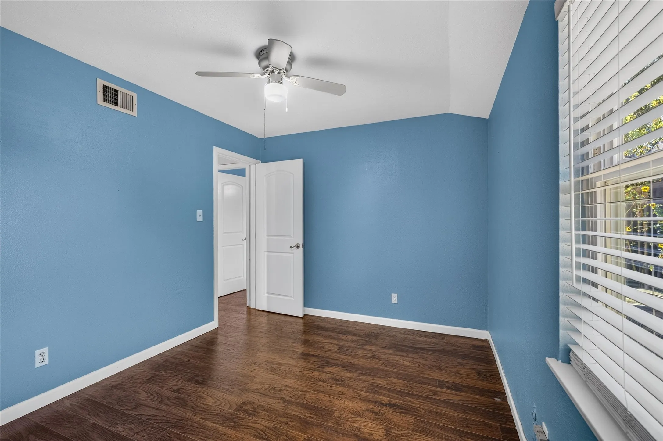 Single Family Residence For Sale in Denton County , 4232 Caldwell Avenue, The Colony, Texas 75056, 3 Bedroom, 2 Bathroom, Garage spaces, 1,255 Sqft, built in 1984, mls#21369348, Real Estate Agent in The Colony, Homes For Sale in Denton county, Homes For Sale in The Colony, Realtor in The Colony Texas, Real Estate Brokerage Independent Realty Texas, Luminita Cordes Realtor