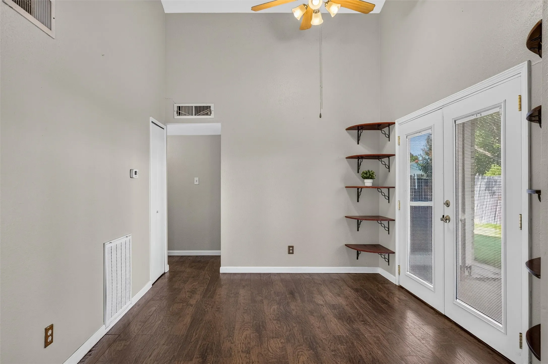 Single Family Residence For Sale in Denton County , 4232 Caldwell Avenue, The Colony, Texas 75056, 3 Bedroom, 2 Bathroom, Garage spaces, 1,255 Sqft, built in 1984, mls#21369348, Real Estate Agent in The Colony, Homes For Sale in Denton county, Homes For Sale in The Colony, Realtor in The Colony Texas, Real Estate Brokerage Independent Realty Texas, Luminita Cordes Realtor