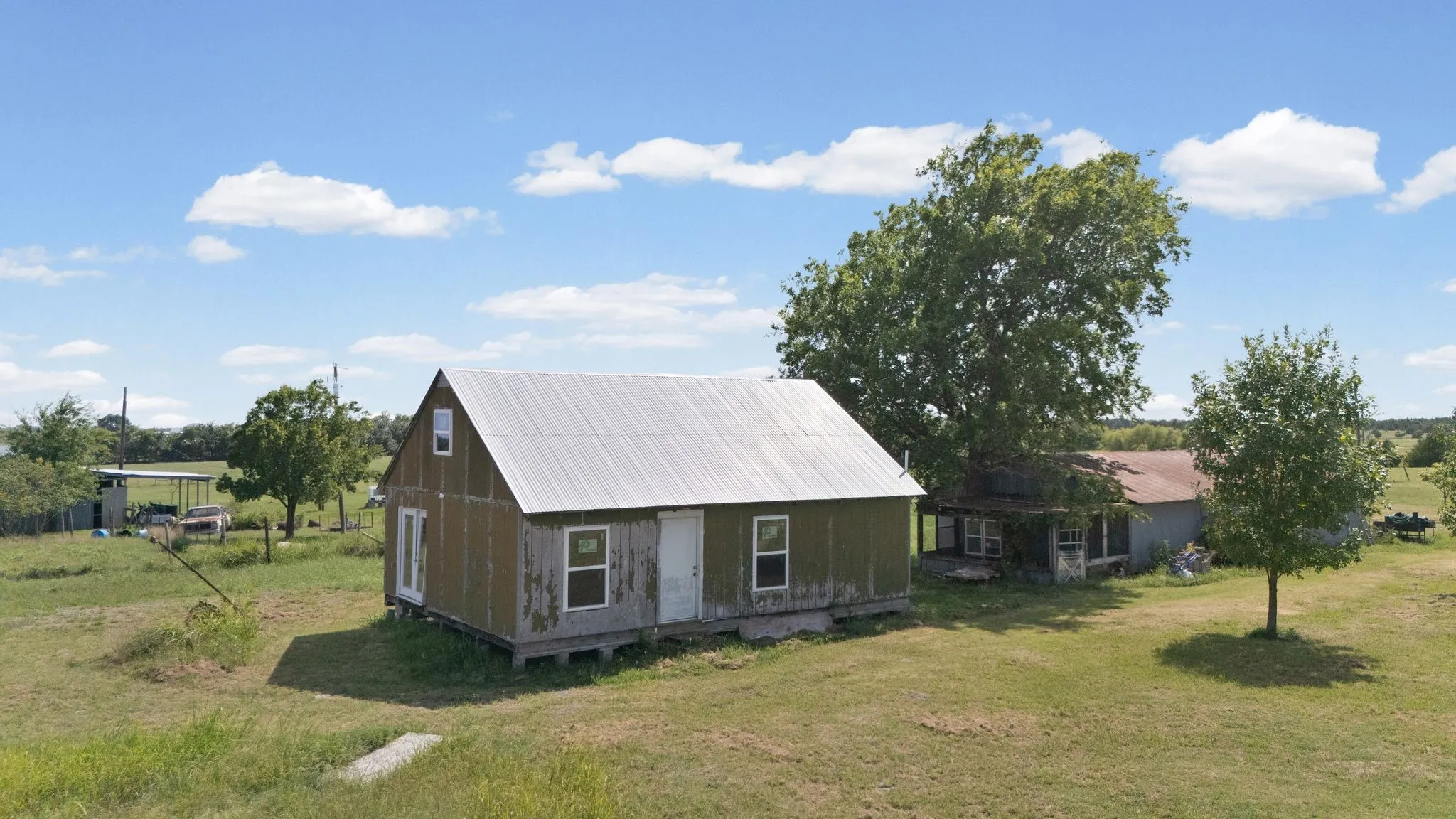 Single Family Residence For Sale in Hunt County , 759 COUNTY ROAD 2738, Caddo Mills, Texas 75135, 4 Bedroom, 3 Bathroom, Garage spaces, 3,160 Sqft, built in 1940, mls#21367597, Real Estate Agent in Caddo Mills, Homes For Sale in Hunt county, Homes For Sale in Caddo Mills, Realtor in Caddo Mills Texas, Real Estate Brokerage Independent Realty Texas, Luminita Cordes Realtor