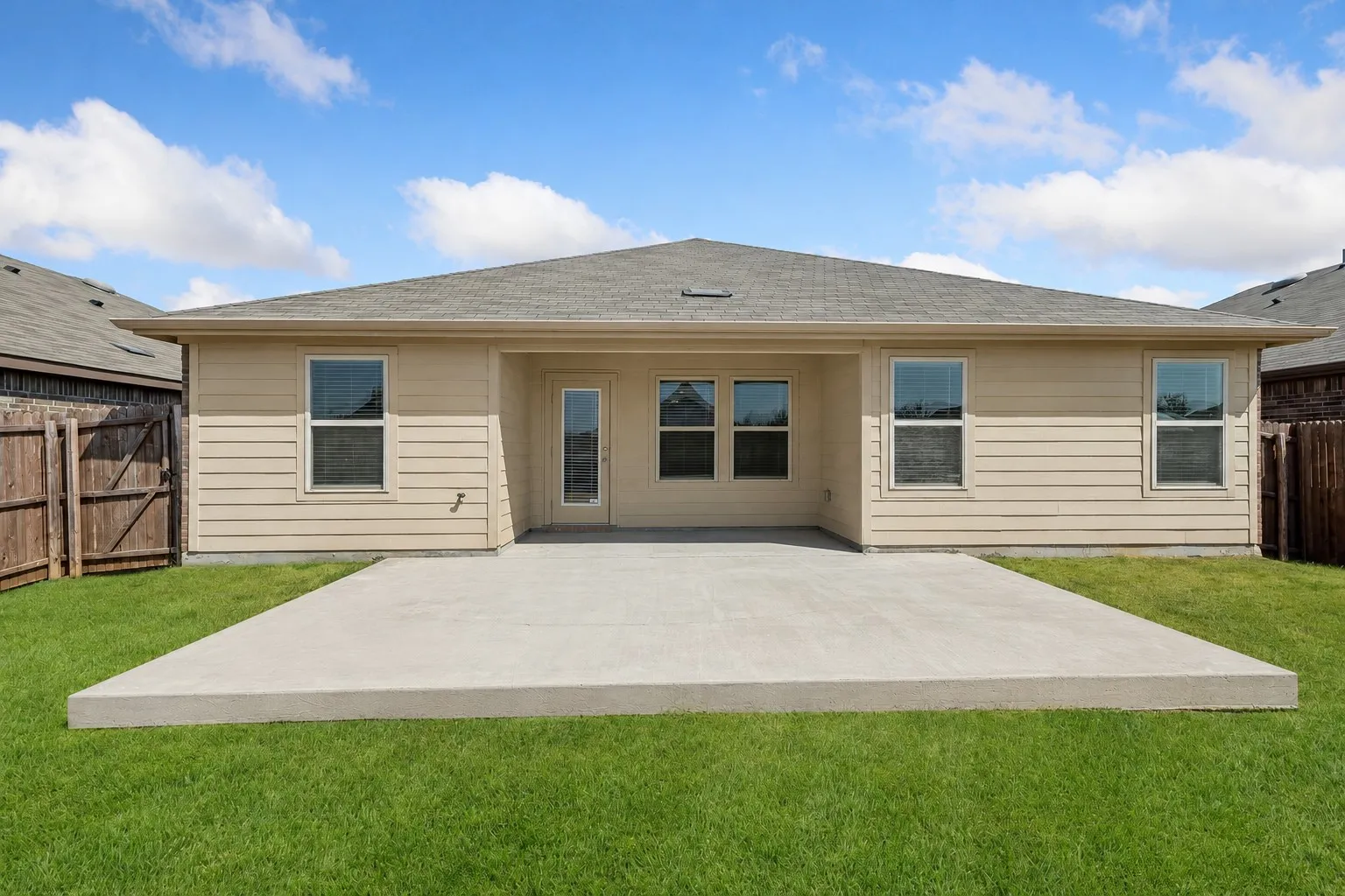 Single Family Residence For Sale in Denton County , 217 Wilson Way, Denton, Texas 76207, 3 Bedroom, 2 Bathroom, 2 Garage spaces, 1,527 Sqft, built in 2019, mls#21367767, Real Estate Agent in Denton, Homes For Sale in Denton county, Homes For Sale in Denton, Realtor in Denton Texas, Real Estate Brokerage Independent Realty Texas, Luminita Cordes Realtor