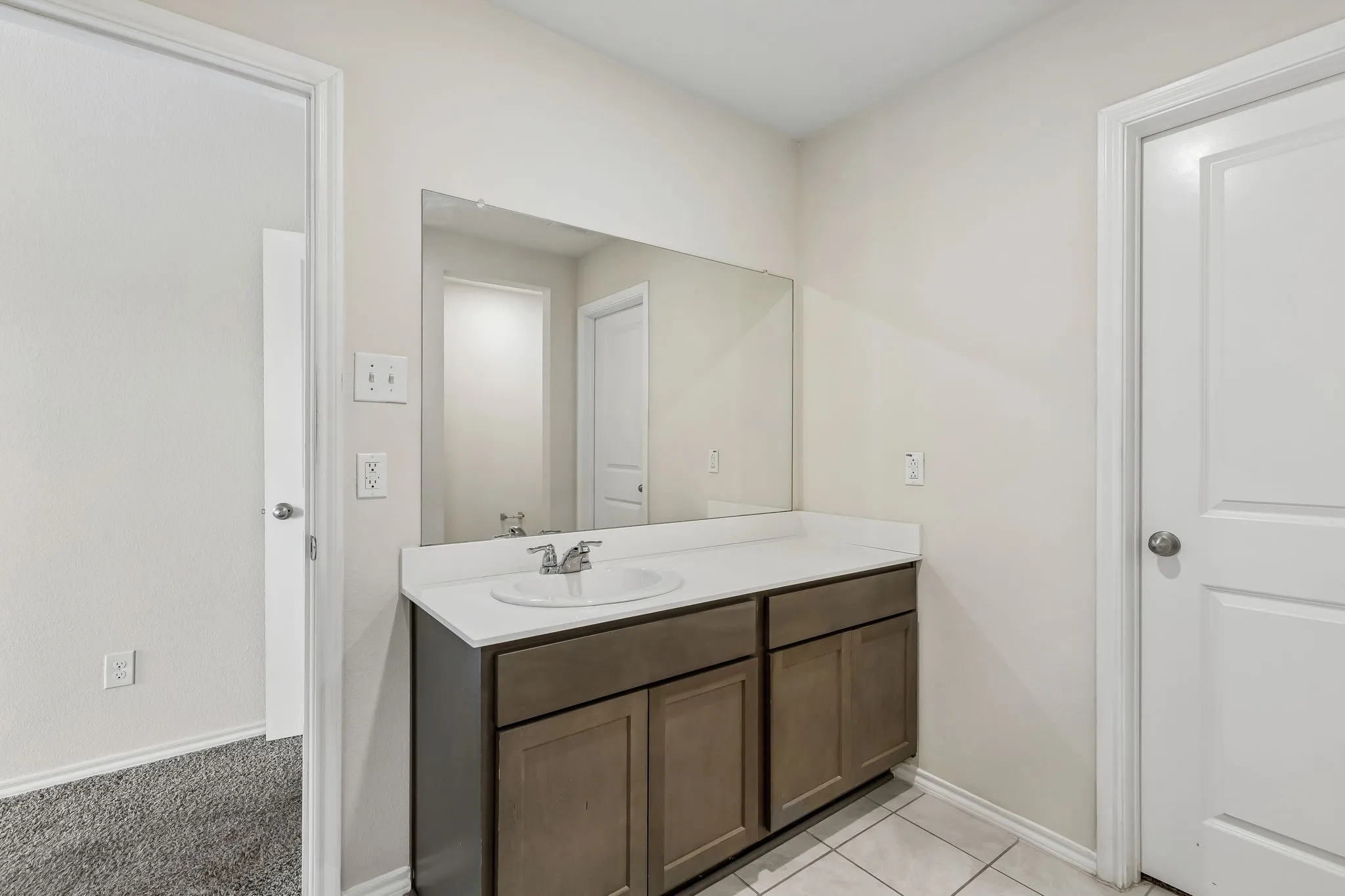 Primary bathroom with separate vanaties