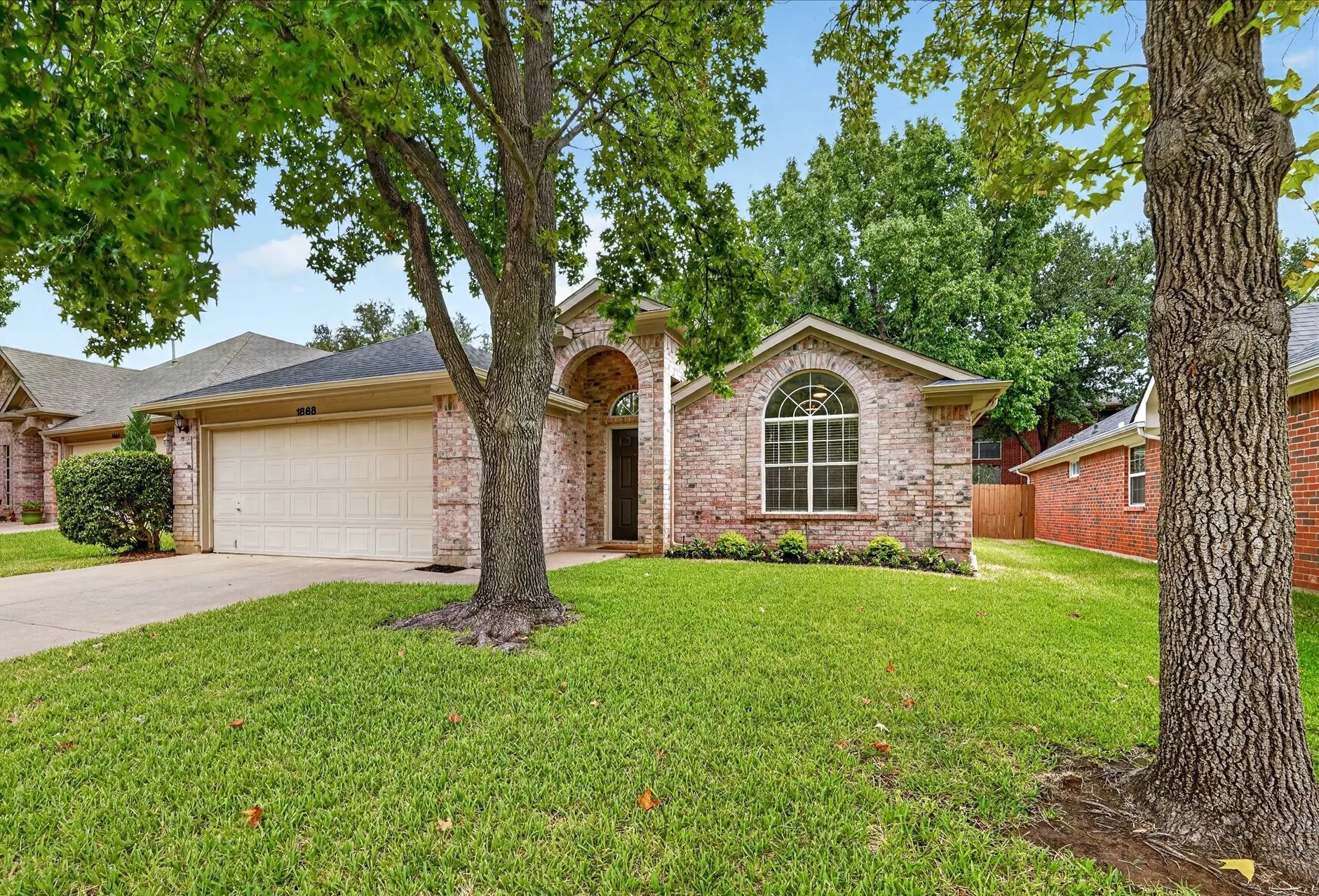 Single Family Residence For Sale in Denton County , 1868 Meyerwood Lane N, Flower Mound, Texas 75028, 3 Bedroom, 2 Bathroom, 2 Garage spaces, 1,660 Sqft, built in 1993, mls#21366331, Real Estate Agent in Flower Mound, Homes For Sale in Denton county, Homes For Sale in Flower Mound, Realtor in Flower Mound Texas, Real Estate Brokerage Independent Realty Texas, Luminita Cordes Realtor