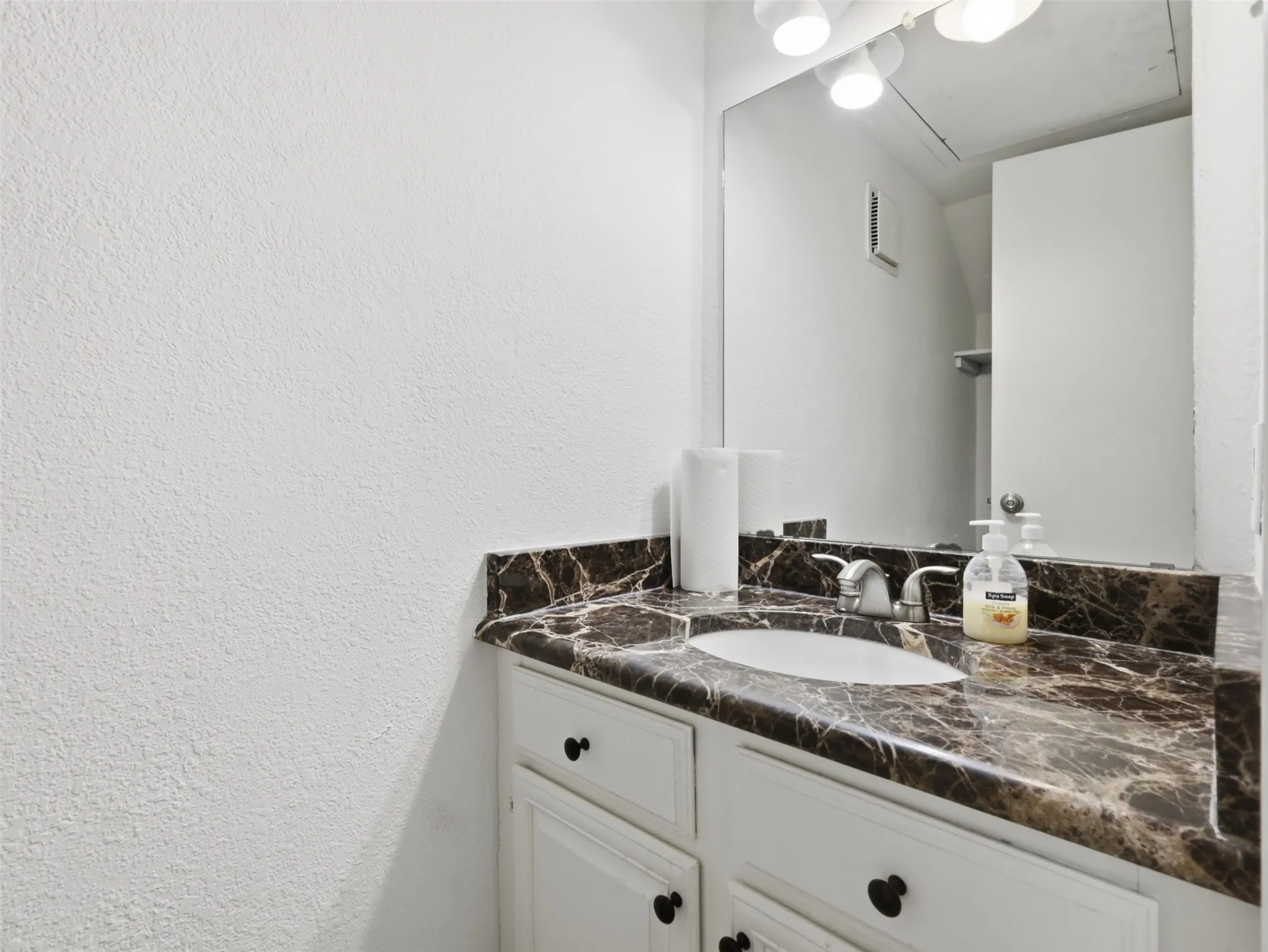 Condominium For Sale in Dallas County , 9801 Royal Lane 702, Dallas, Texas 75231, 2 Bedroom, 3 Bathroom, Garage spaces, 1,149 Sqft, built in 1981, mls#21369922, Real Estate Agent in Dallas, Homes For Sale in Dallas county, Homes For Sale in Dallas, Realtor in Dallas Texas, Real Estate Brokerage Independent Realty Texas, Luminita Cordes Realtor