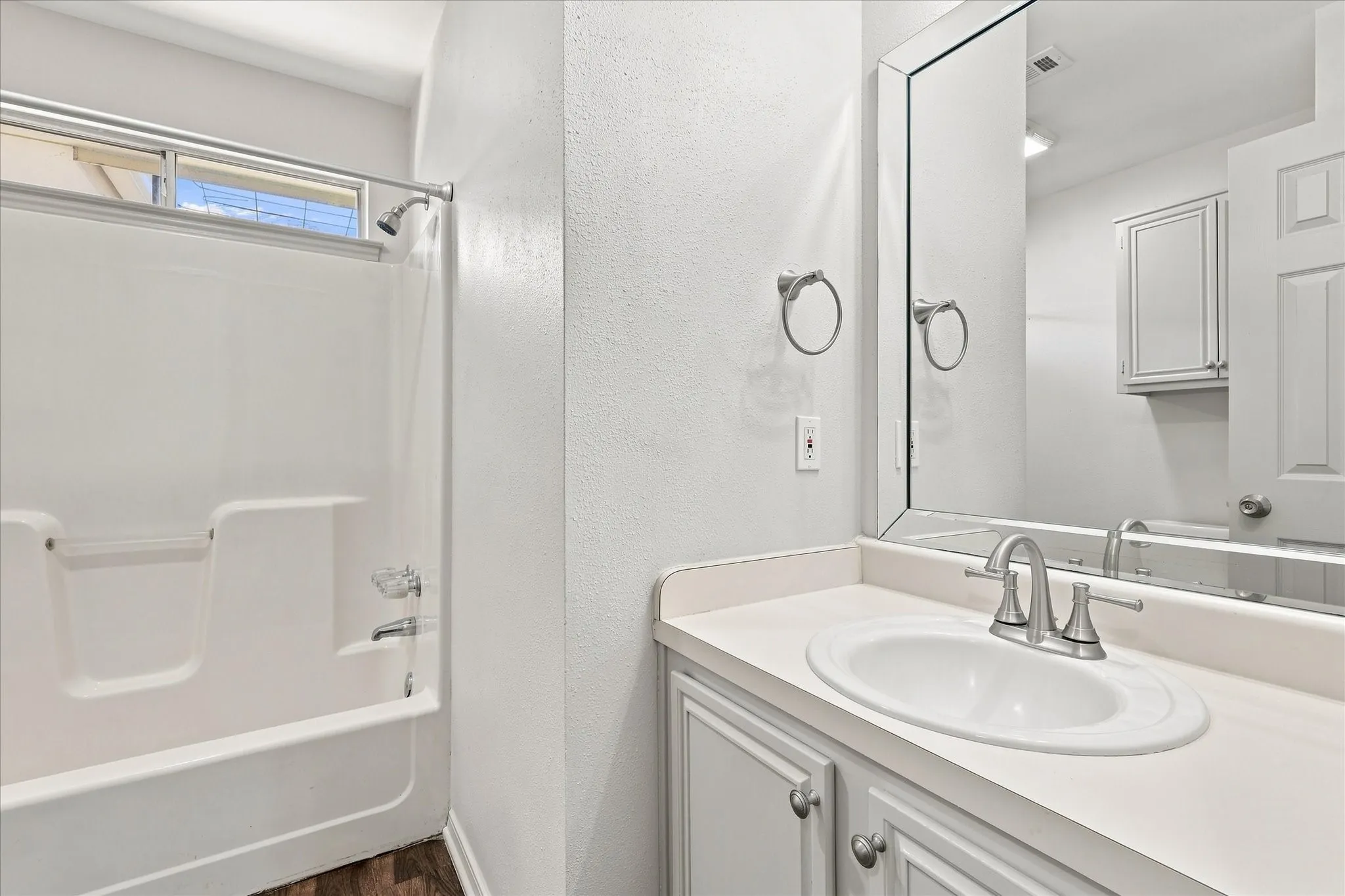 Single Family Residence For Sale in Dallas County , 617 Renaissance Place, Cedar Hill, Texas 75104, 2 Bedroom, 2 Bathroom, 2 Garage spaces, 1,276 Sqft, built in 1994, mls#21360864, Real Estate Agent in Cedar Hill, Homes For Sale in Dallas county, Homes For Sale in Cedar Hill, Realtor in Cedar Hill Texas, Real Estate Brokerage Independent Realty Texas, Luminita Cordes Realtor