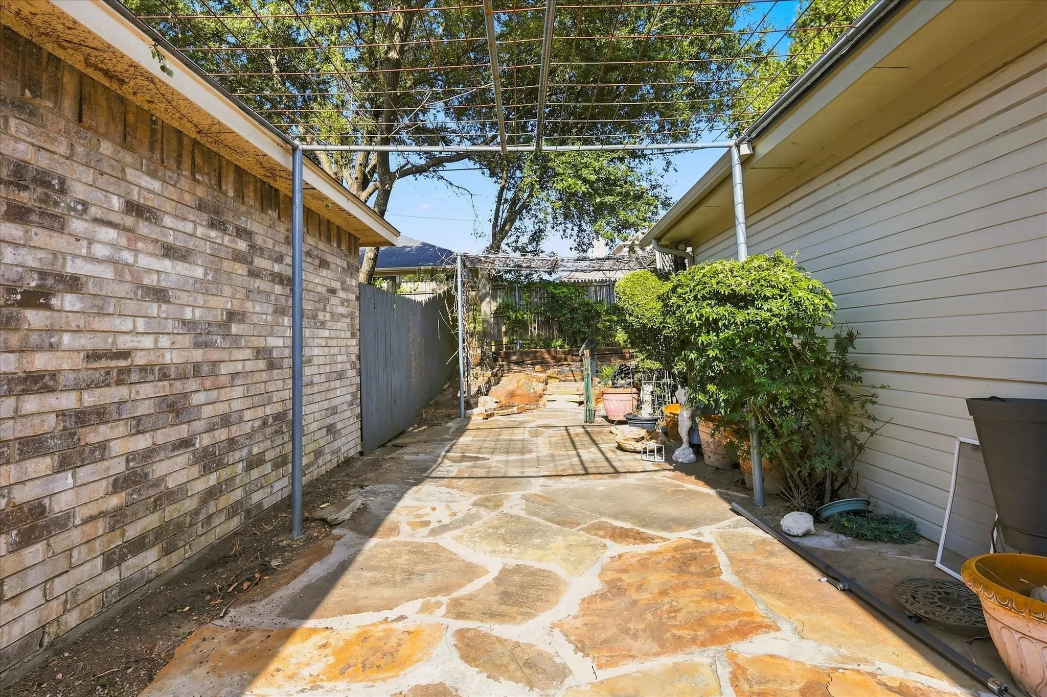 Single Family Residence For Sale in Dallas County , 617 Renaissance Place, Cedar Hill, Texas 75104, 2 Bedroom, 2 Bathroom, 2 Garage spaces, 1,276 Sqft, built in 1994, mls#21360864, Real Estate Agent in Cedar Hill, Homes For Sale in Dallas county, Homes For Sale in Cedar Hill, Realtor in Cedar Hill Texas, Real Estate Brokerage Independent Realty Texas, Luminita Cordes Realtor