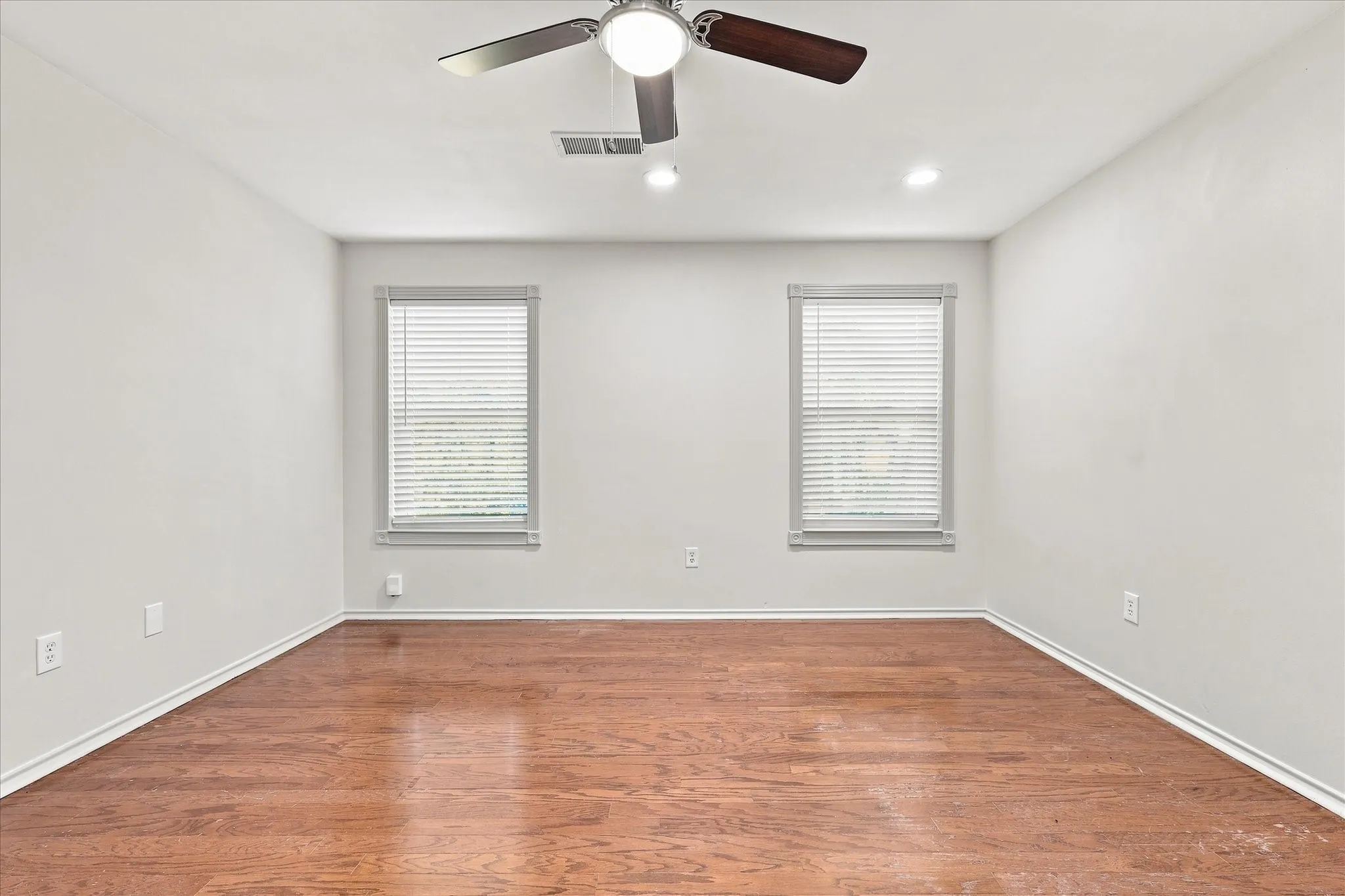 Single Family Residence For Sale in Dallas County , 617 Renaissance Place, Cedar Hill, Texas 75104, 2 Bedroom, 2 Bathroom, 2 Garage spaces, 1,276 Sqft, built in 1994, mls#21360864, Real Estate Agent in Cedar Hill, Homes For Sale in Dallas county, Homes For Sale in Cedar Hill, Realtor in Cedar Hill Texas, Real Estate Brokerage Independent Realty Texas, Luminita Cordes Realtor