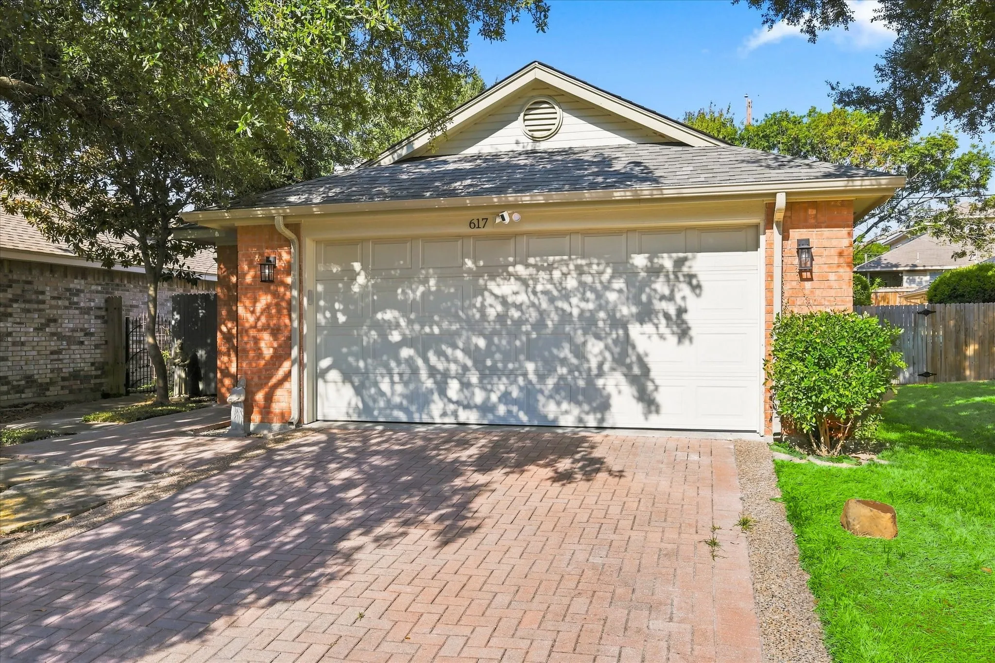 Single Family Residence For Sale in Dallas County , 617 Renaissance Place, Cedar Hill, Texas 75104, 2 Bedroom, 2 Bathroom, 2 Garage spaces, 1,276 Sqft, built in 1994, mls#21360864, Real Estate Agent in Cedar Hill, Homes For Sale in Dallas county, Homes For Sale in Cedar Hill, Realtor in Cedar Hill Texas, Real Estate Brokerage Independent Realty Texas, Luminita Cordes Realtor