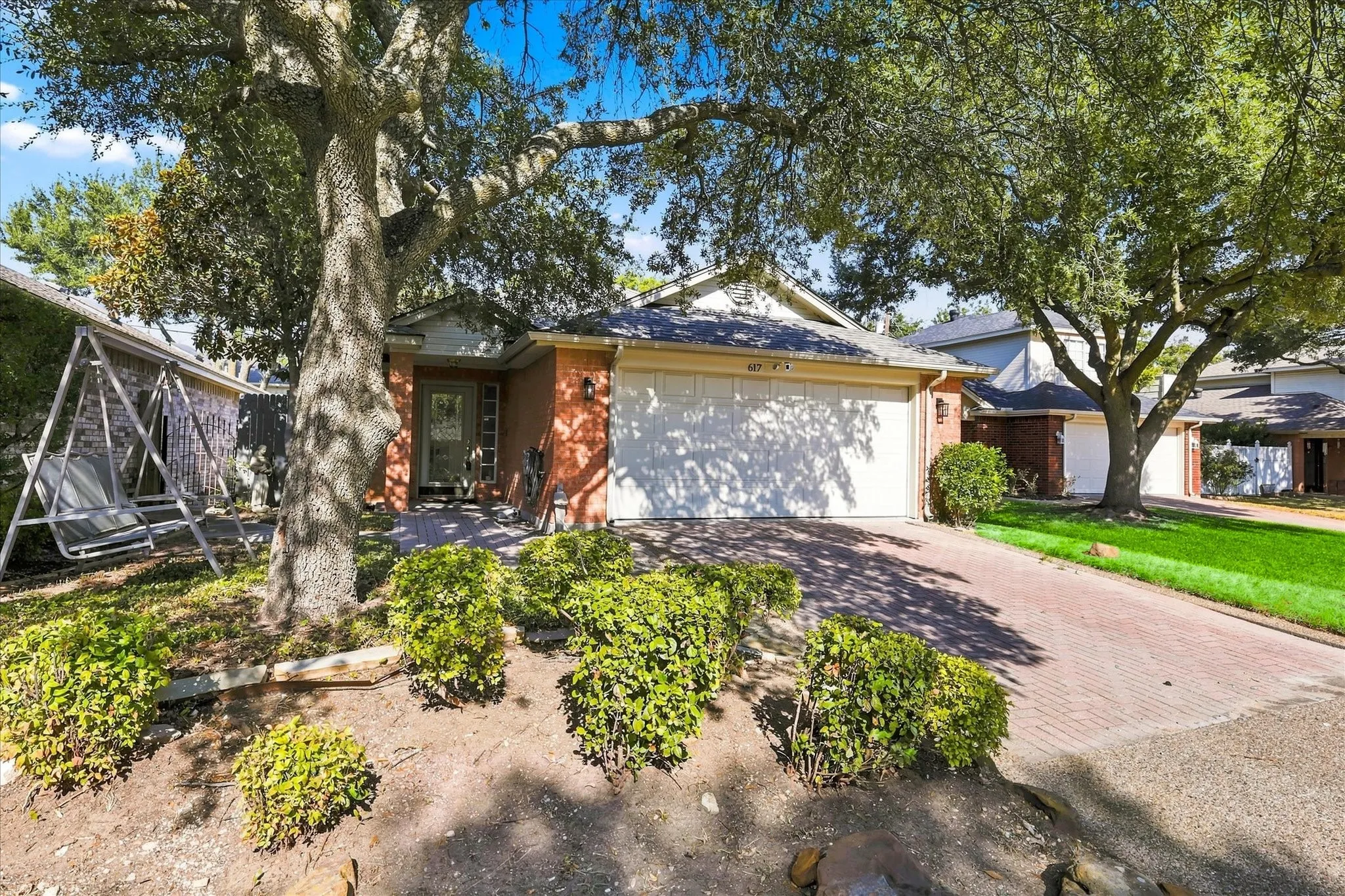 Single Family Residence For Sale in Dallas County , 617 Renaissance Place, Cedar Hill, Texas 75104, 2 Bedroom, 2 Bathroom, 2 Garage spaces, 1,276 Sqft, built in 1994, mls#21360864, Real Estate Agent in Cedar Hill, Homes For Sale in Dallas county, Homes For Sale in Cedar Hill, Realtor in Cedar Hill Texas, Real Estate Brokerage Independent Realty Texas, Luminita Cordes Realtor