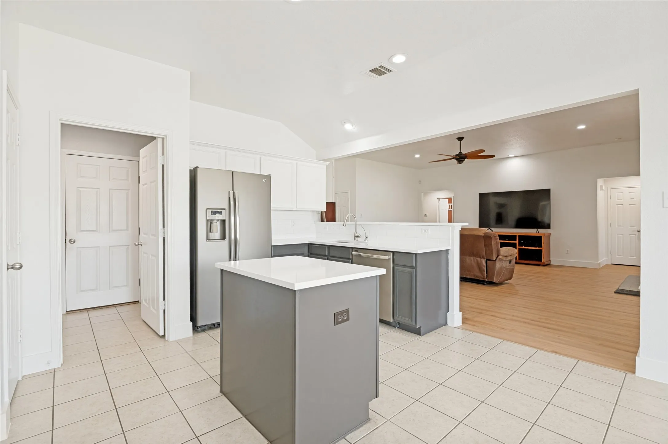 Single Family Residence For Sale in Ellis County , 1809 Millbrook Drive, Midlothian, Texas 76065, 4 Bedroom, 2 Bathroom, 2 Garage spaces, 1,978 Sqft, built in 2005, mls#21218379, Real Estate Agent in Midlothian, Homes For Sale in Ellis county, Homes For Sale in Midlothian, Realtor in Midlothian Texas, Real Estate Brokerage Independent Realty Texas, Luminita Cordes Realtor