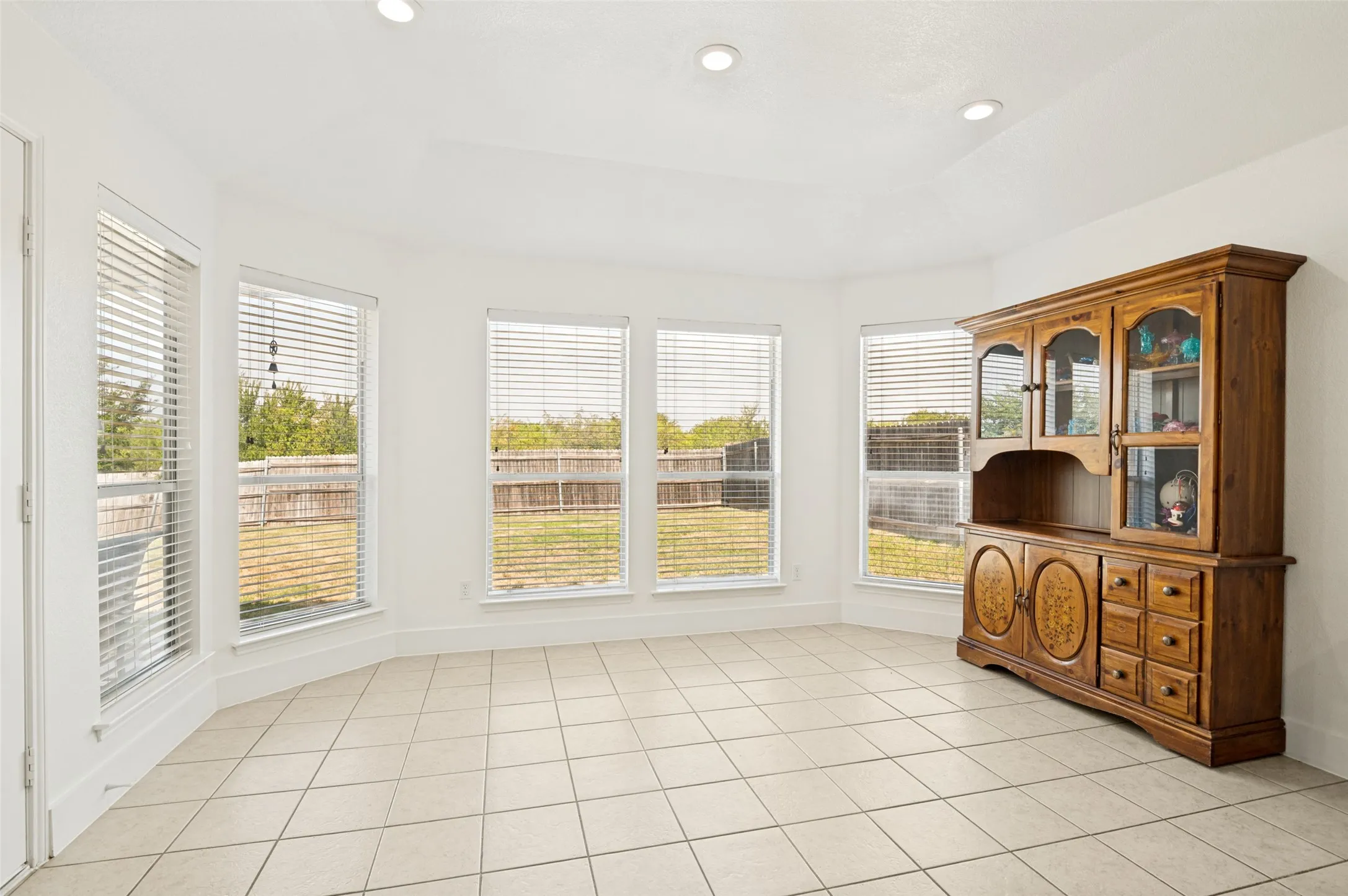 Single Family Residence For Sale in Ellis County , 1809 Millbrook Drive, Midlothian, Texas 76065, 4 Bedroom, 2 Bathroom, 2 Garage spaces, 1,978 Sqft, built in 2005, mls#21218379, Real Estate Agent in Midlothian, Homes For Sale in Ellis county, Homes For Sale in Midlothian, Realtor in Midlothian Texas, Real Estate Brokerage Independent Realty Texas, Luminita Cordes Realtor