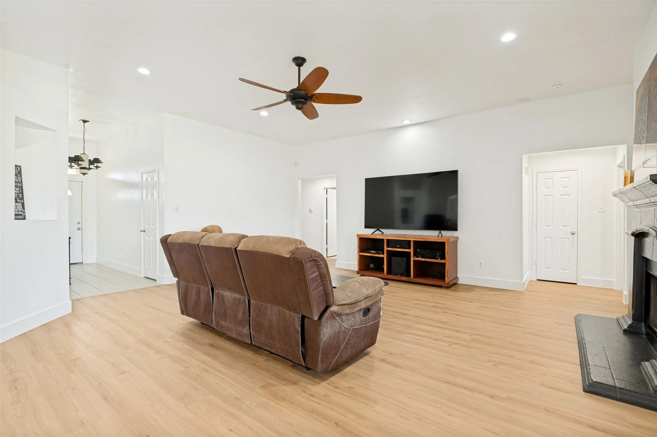 Single Family Residence For Sale in Ellis County , 1809 Millbrook Drive, Midlothian, Texas 76065, 4 Bedroom, 2 Bathroom, 2 Garage spaces, 1,978 Sqft, built in 2005, mls#21218379, Real Estate Agent in Midlothian, Homes For Sale in Ellis county, Homes For Sale in Midlothian, Realtor in Midlothian Texas, Real Estate Brokerage Independent Realty Texas, Luminita Cordes Realtor