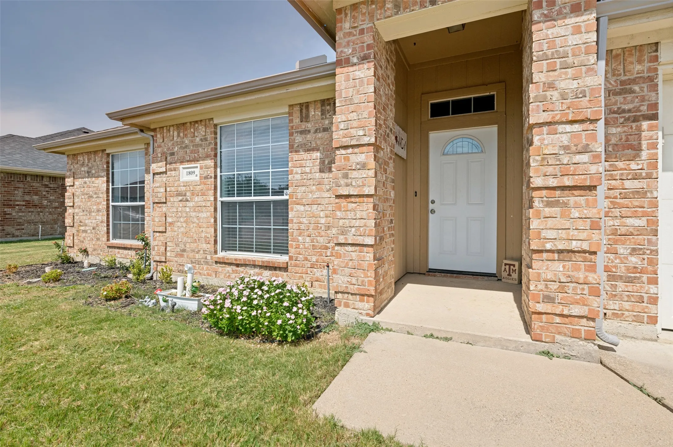 Single Family Residence For Sale in Ellis County , 1809 Millbrook Drive, Midlothian, Texas 76065, 4 Bedroom, 2 Bathroom, 2 Garage spaces, 1,978 Sqft, built in 2005, mls#21218379, Real Estate Agent in Midlothian, Homes For Sale in Ellis county, Homes For Sale in Midlothian, Realtor in Midlothian Texas, Real Estate Brokerage Independent Realty Texas, Luminita Cordes Realtor