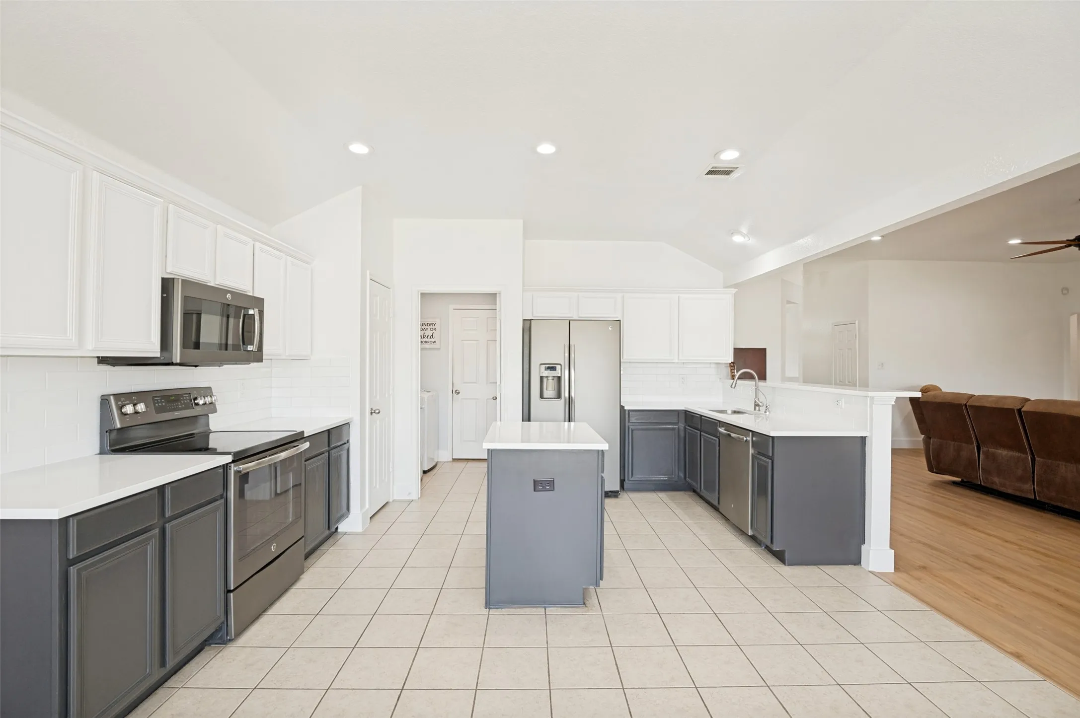 Single Family Residence For Sale in Ellis County , 1809 Millbrook Drive, Midlothian, Texas 76065, 4 Bedroom, 2 Bathroom, 2 Garage spaces, 1,978 Sqft, built in 2005, mls#21218379, Real Estate Agent in Midlothian, Homes For Sale in Ellis county, Homes For Sale in Midlothian, Realtor in Midlothian Texas, Real Estate Brokerage Independent Realty Texas, Luminita Cordes Realtor