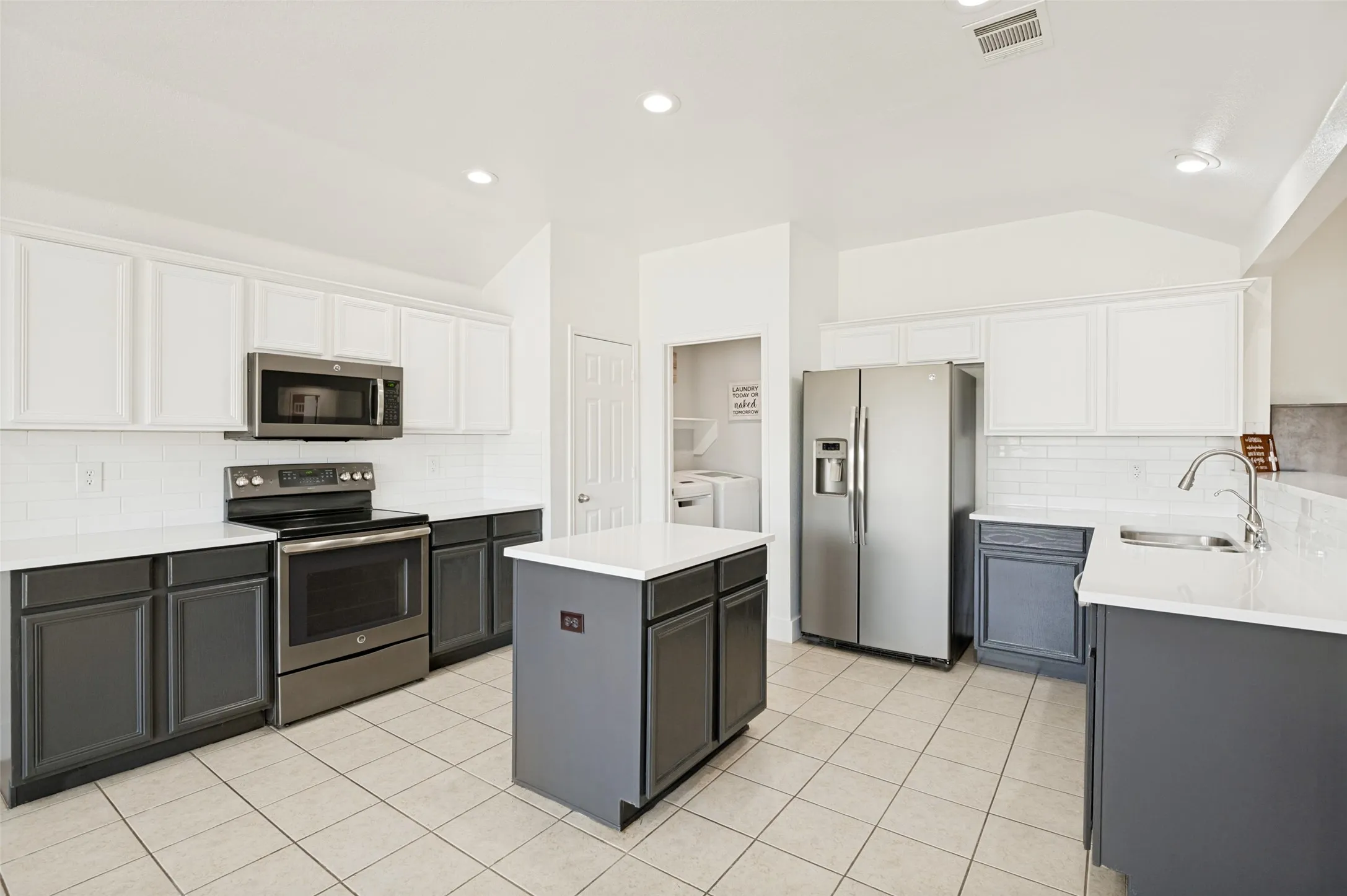 Single Family Residence For Sale in Ellis County , 1809 Millbrook Drive, Midlothian, Texas 76065, 4 Bedroom, 2 Bathroom, 2 Garage spaces, 1,978 Sqft, built in 2005, mls#21218379, Real Estate Agent in Midlothian, Homes For Sale in Ellis county, Homes For Sale in Midlothian, Realtor in Midlothian Texas, Real Estate Brokerage Independent Realty Texas, Luminita Cordes Realtor