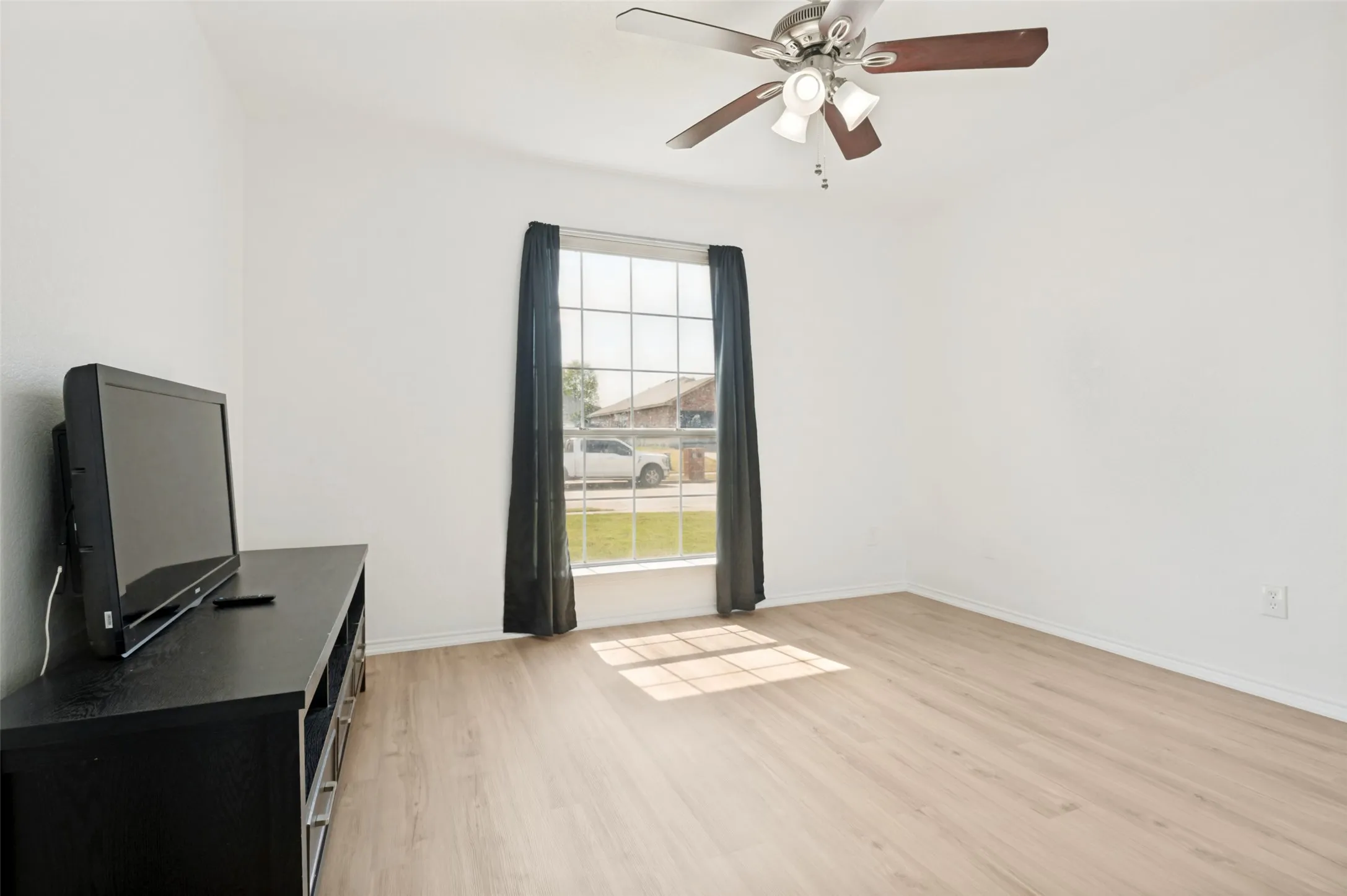Single Family Residence For Sale in Ellis County , 1809 Millbrook Drive, Midlothian, Texas 76065, 4 Bedroom, 2 Bathroom, 2 Garage spaces, 1,978 Sqft, built in 2005, mls#21218379, Real Estate Agent in Midlothian, Homes For Sale in Ellis county, Homes For Sale in Midlothian, Realtor in Midlothian Texas, Real Estate Brokerage Independent Realty Texas, Luminita Cordes Realtor