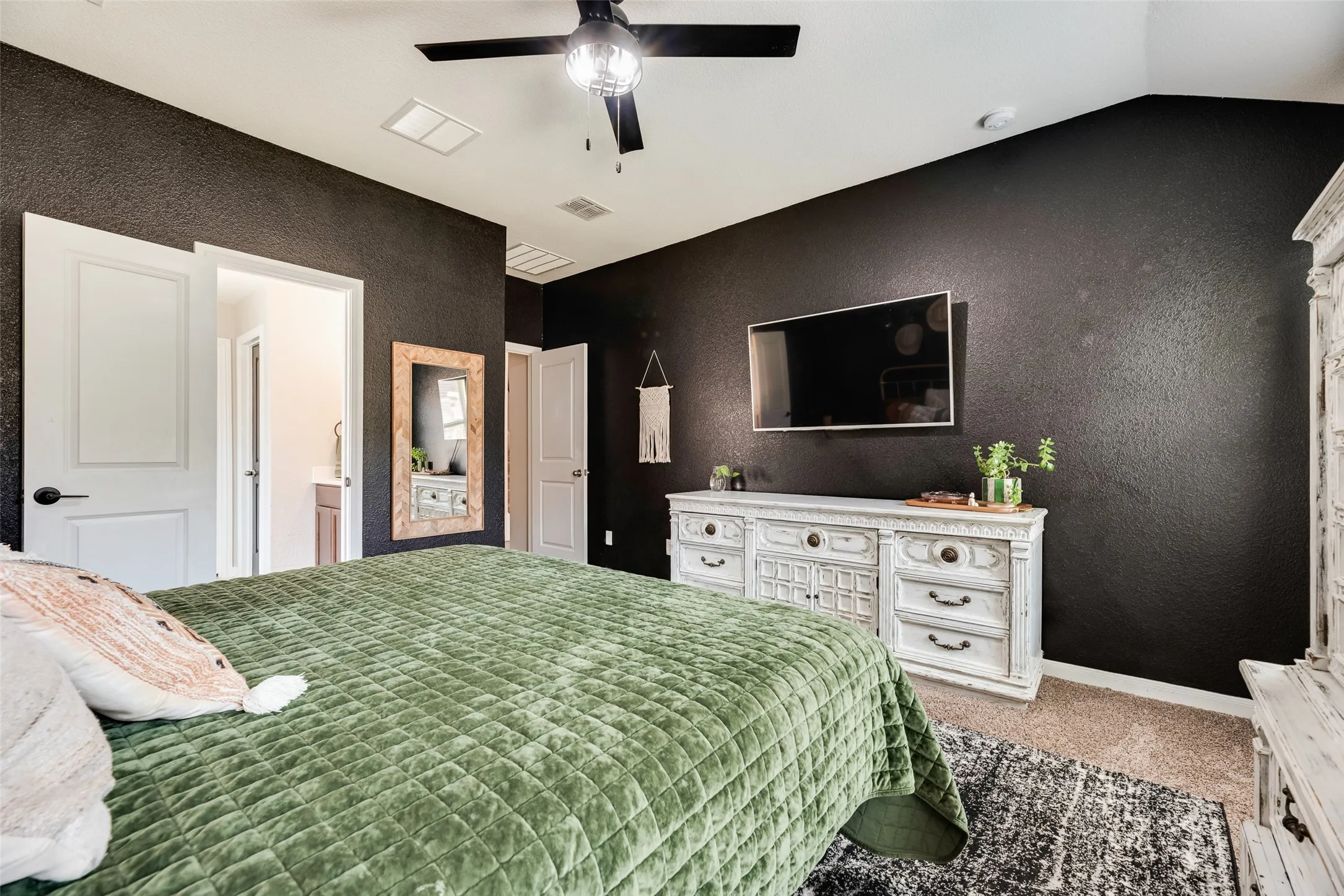 Vaulted ceiling with an attached ceiling fan and light fixture