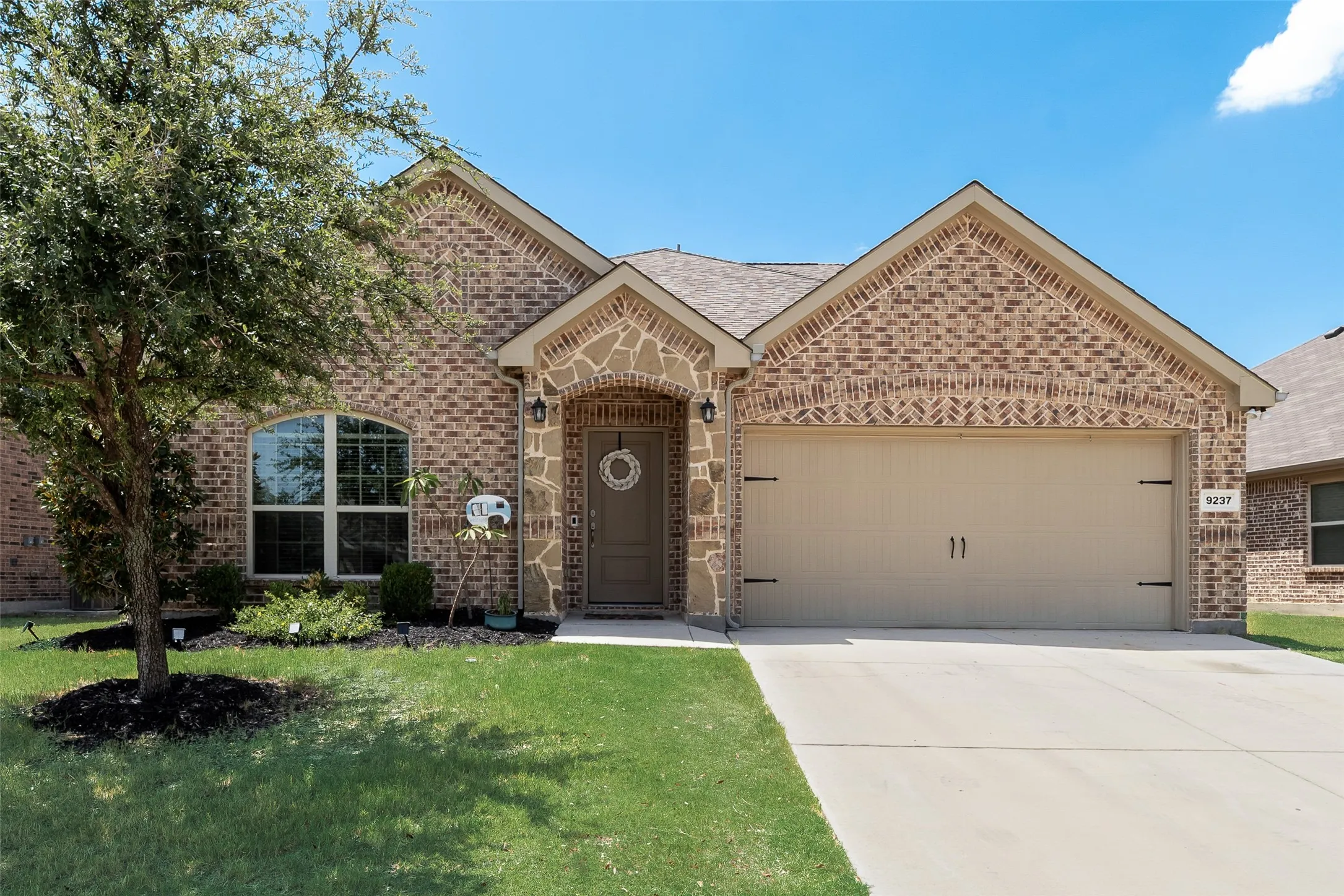 Single Family Residence For Sale in Tarrant County , 9237 Flying Eagle Lane, Fort Worth, Texas 76131, 4 Bedroom, 3 Bathroom, 2 Garage spaces, 2,359 Sqft, built in 2017, mls#21361505, Real Estate Agent in Fort Worth, Homes For Sale in Tarrant county, Homes For Sale in Fort Worth, Realtor in Fort Worth Texas, Real Estate Brokerage Independent Realty Texas, Luminita Cordes Realtor