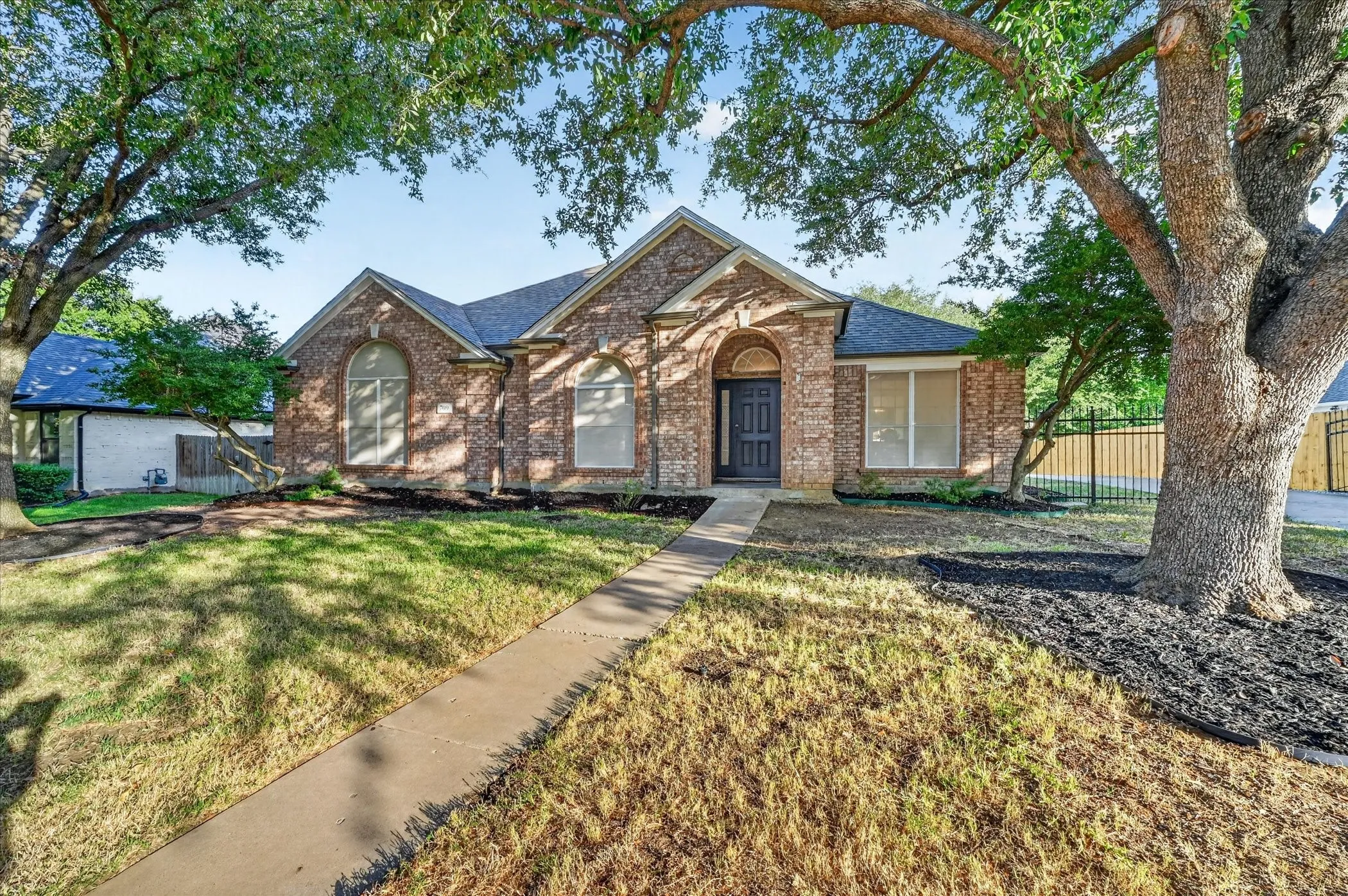 Single Family Residence For Sale in Tarrant County , 709 Coal Creek Drive, Mansfield, Texas 76063, 3 Bedroom, 2 Bathroom, 3 Garage spaces, 2,173 Sqft, built in 1997, mls#21370553, Real Estate Agent in Mansfield, Homes For Sale in Tarrant county, Homes For Sale in Mansfield, Realtor in Mansfield Texas, Real Estate Brokerage Independent Realty Texas, Luminita Cordes Realtor
