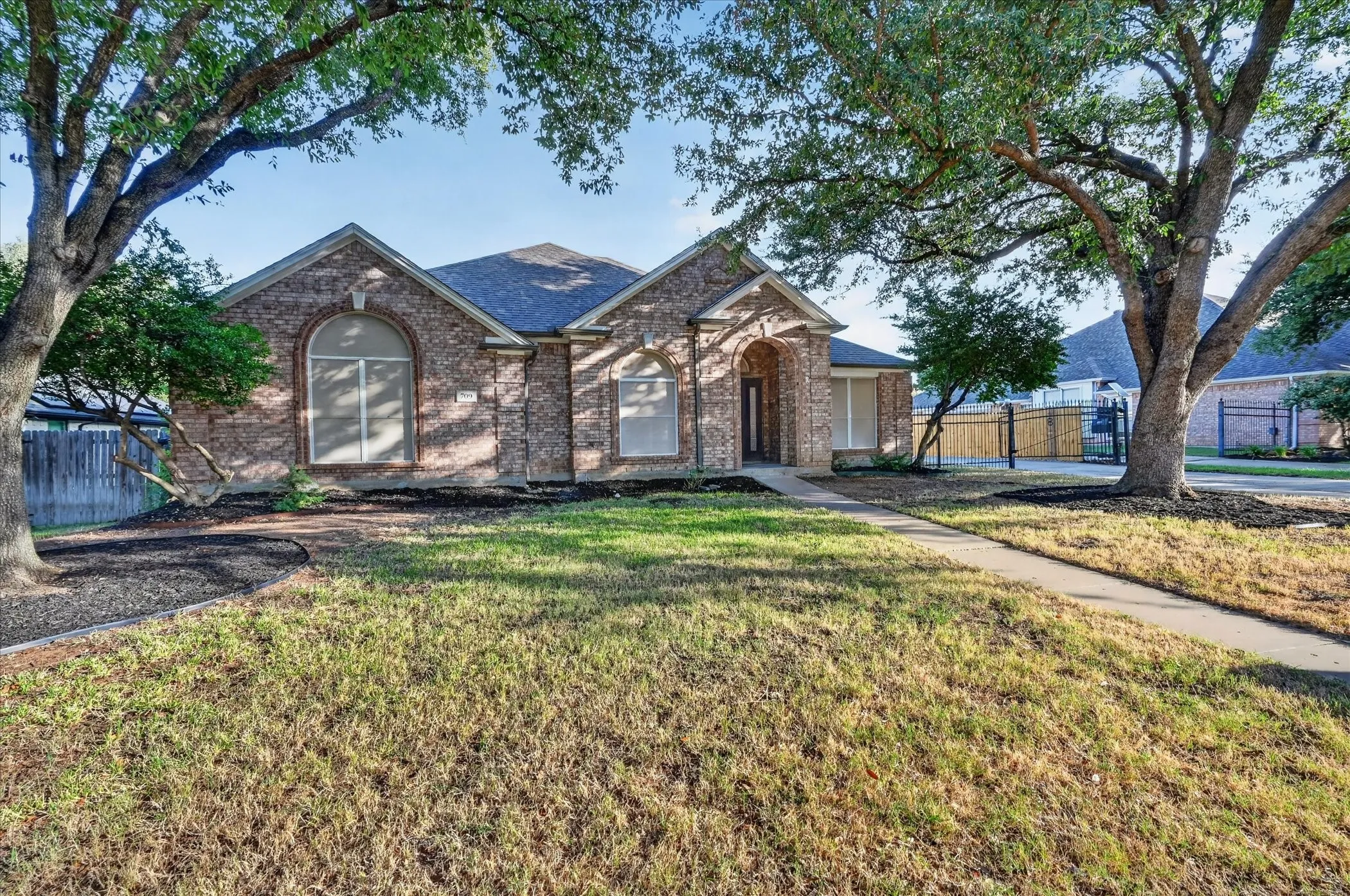 Single Family Residence For Sale in Tarrant County , 709 Coal Creek Drive, Mansfield, Texas 76063, 3 Bedroom, 2 Bathroom, 3 Garage spaces, 2,173 Sqft, built in 1997, mls#21370553, Real Estate Agent in Mansfield, Homes For Sale in Tarrant county, Homes For Sale in Mansfield, Realtor in Mansfield Texas, Real Estate Brokerage Independent Realty Texas, Luminita Cordes Realtor