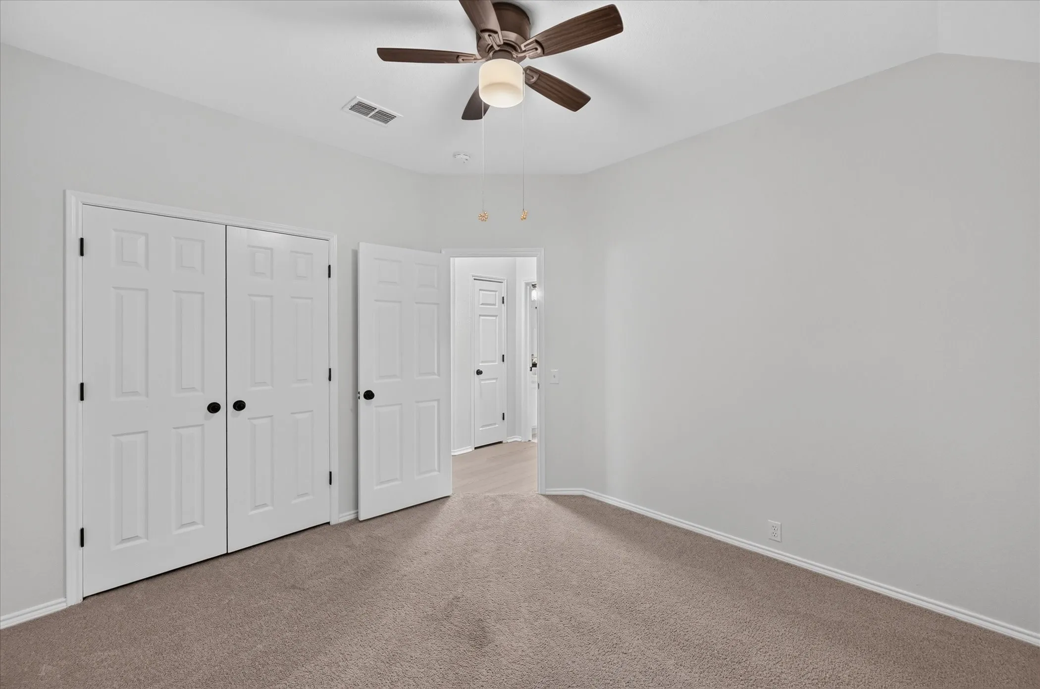 Single Family Residence For Sale in Tarrant County , 709 Coal Creek Drive, Mansfield, Texas 76063, 3 Bedroom, 2 Bathroom, 3 Garage spaces, 2,173 Sqft, built in 1997, mls#21370553, Real Estate Agent in Mansfield, Homes For Sale in Tarrant county, Homes For Sale in Mansfield, Realtor in Mansfield Texas, Real Estate Brokerage Independent Realty Texas, Luminita Cordes Realtor