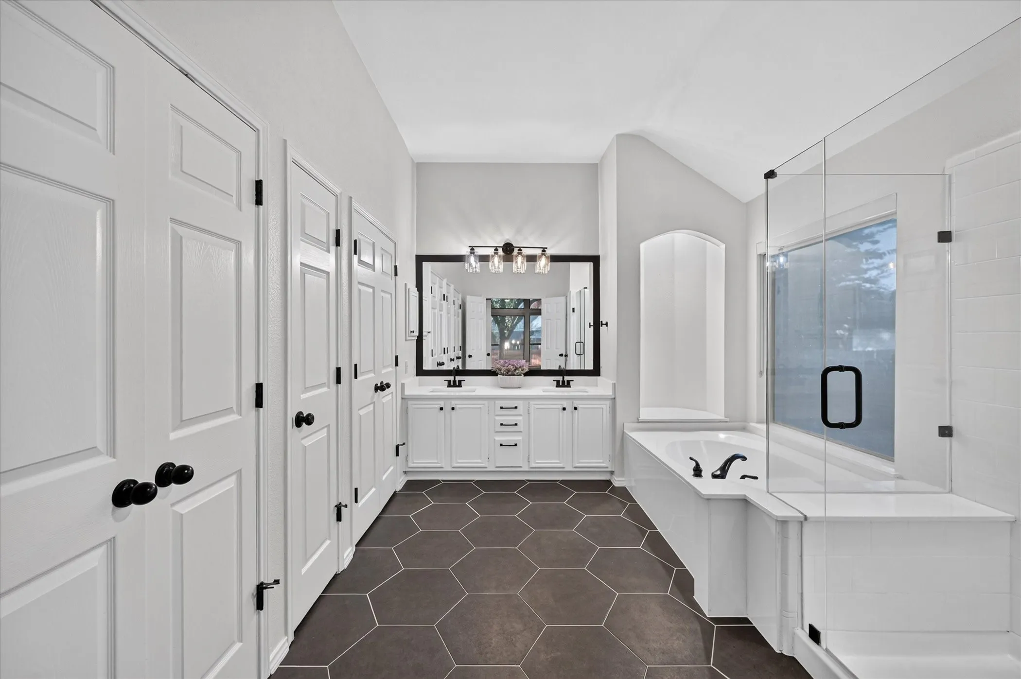 Single Family Residence For Sale in Tarrant County , 709 Coal Creek Drive, Mansfield, Texas 76063, 3 Bedroom, 2 Bathroom, 3 Garage spaces, 2,173 Sqft, built in 1997, mls#21370553, Real Estate Agent in Mansfield, Homes For Sale in Tarrant county, Homes For Sale in Mansfield, Realtor in Mansfield Texas, Real Estate Brokerage Independent Realty Texas, Luminita Cordes Realtor