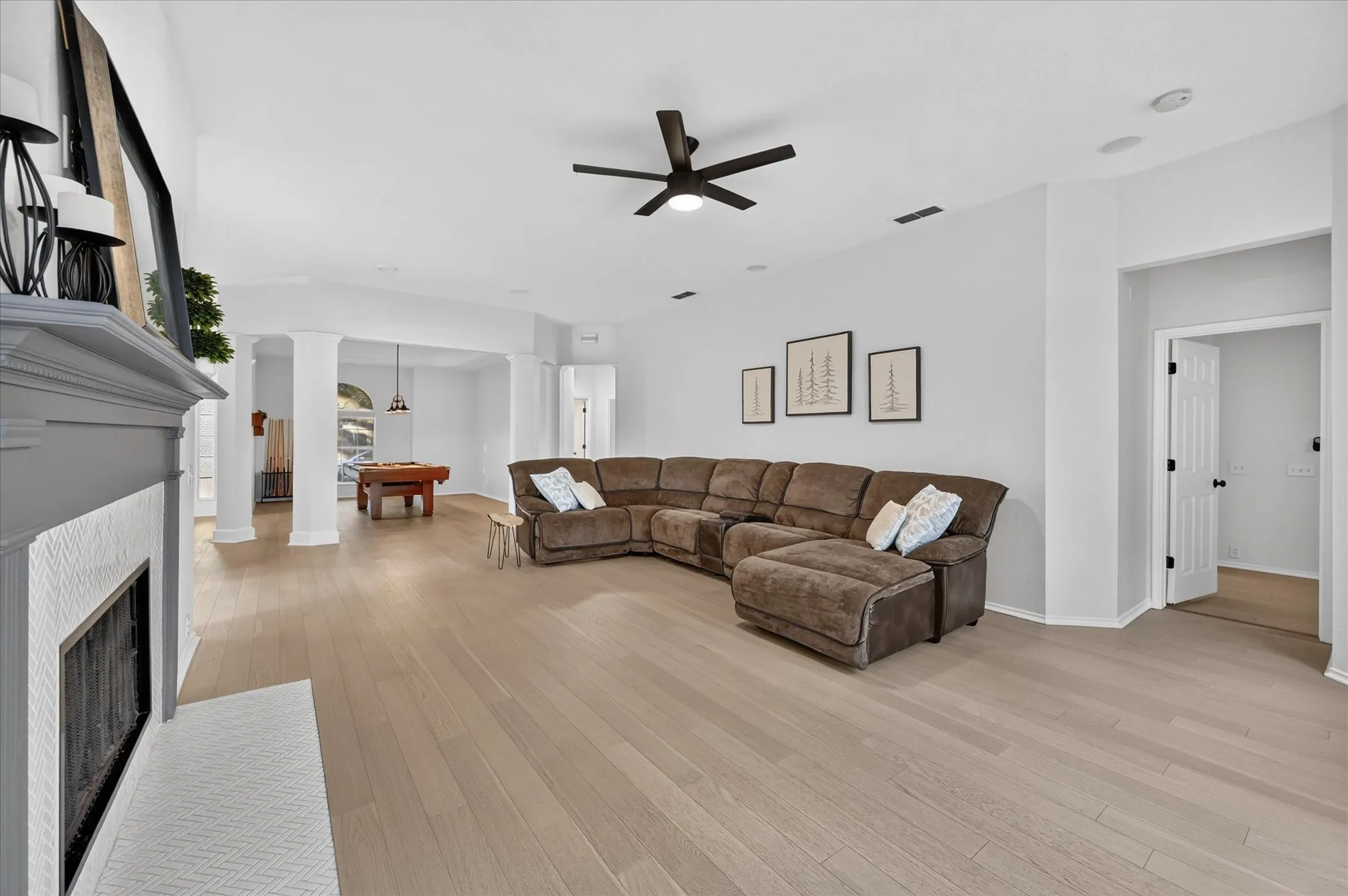 Single Family Residence For Sale in Tarrant County , 709 Coal Creek Drive, Mansfield, Texas 76063, 3 Bedroom, 2 Bathroom, 3 Garage spaces, 2,173 Sqft, built in 1997, mls#21370553, Real Estate Agent in Mansfield, Homes For Sale in Tarrant county, Homes For Sale in Mansfield, Realtor in Mansfield Texas, Real Estate Brokerage Independent Realty Texas, Luminita Cordes Realtor