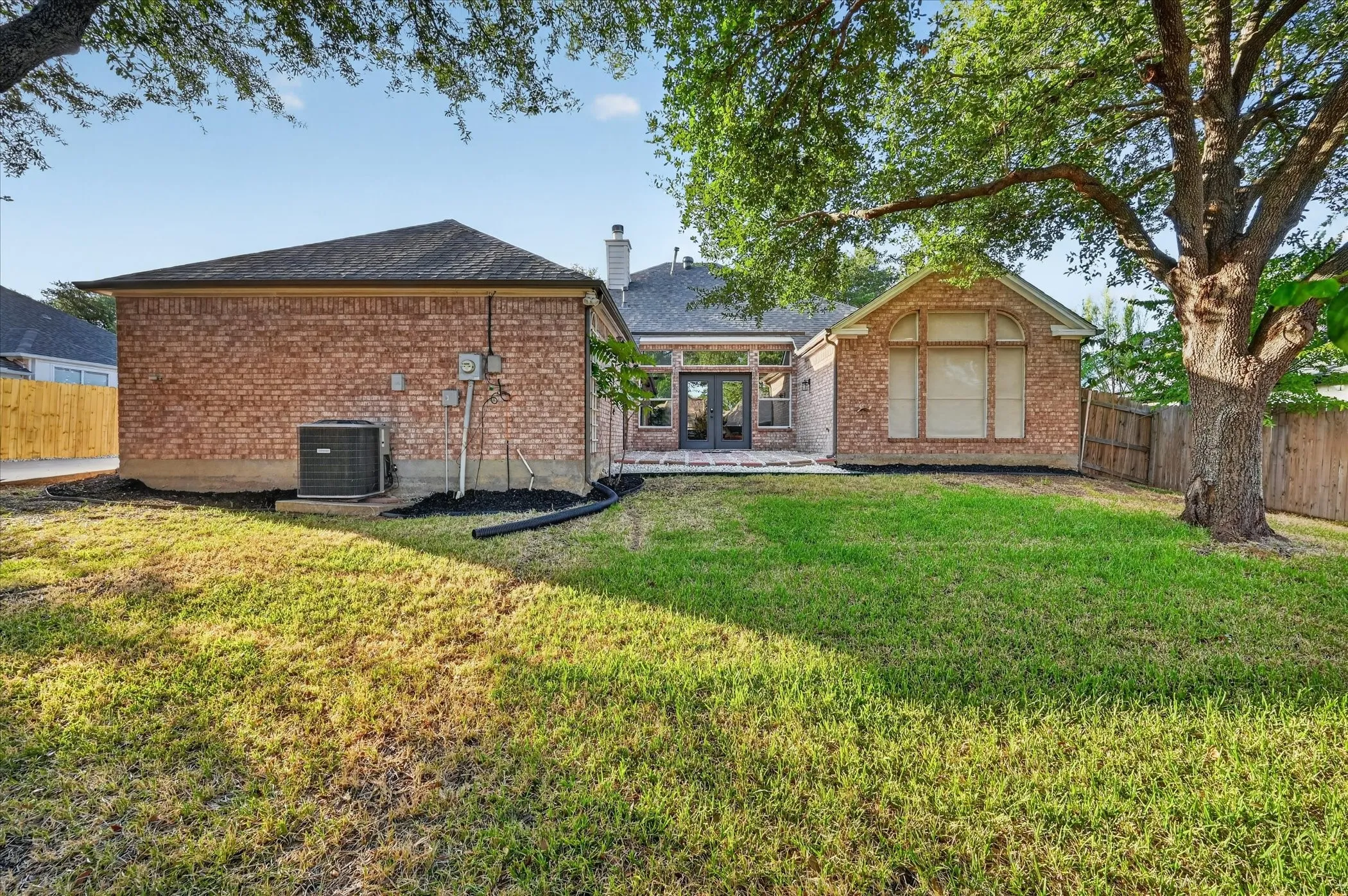 Single Family Residence For Sale in Tarrant County , 709 Coal Creek Drive, Mansfield, Texas 76063, 3 Bedroom, 2 Bathroom, 3 Garage spaces, 2,173 Sqft, built in 1997, mls#21370553, Real Estate Agent in Mansfield, Homes For Sale in Tarrant county, Homes For Sale in Mansfield, Realtor in Mansfield Texas, Real Estate Brokerage Independent Realty Texas, Luminita Cordes Realtor