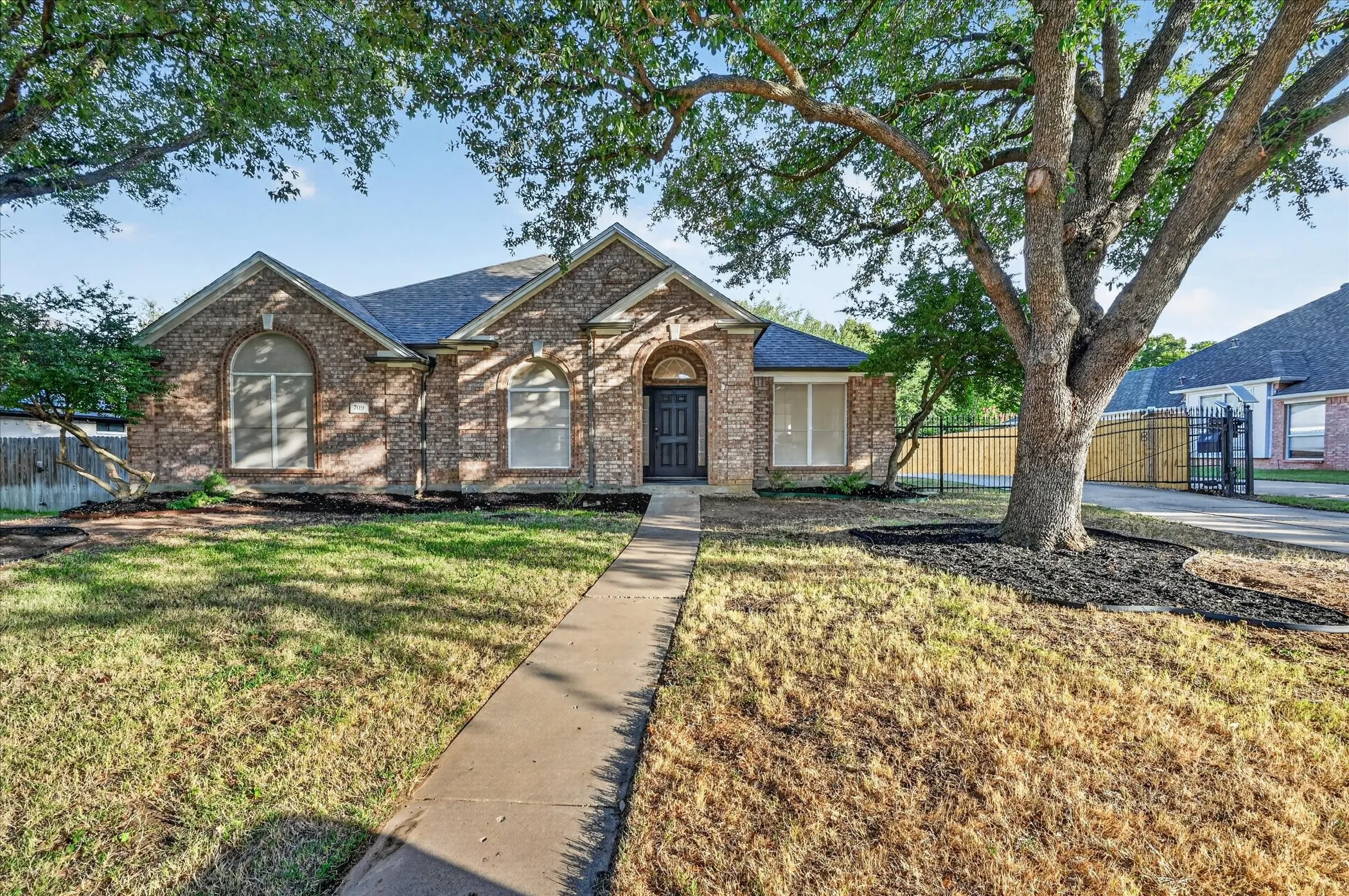 Single Family Residence For Sale in Tarrant County , 709 Coal Creek Drive, Mansfield, Texas 76063, 3 Bedroom, 2 Bathroom, 3 Garage spaces, 2,173 Sqft, built in 1997, mls#21370553, Real Estate Agent in Mansfield, Homes For Sale in Tarrant county, Homes For Sale in Mansfield, Realtor in Mansfield Texas, Real Estate Brokerage Independent Realty Texas, Luminita Cordes Realtor