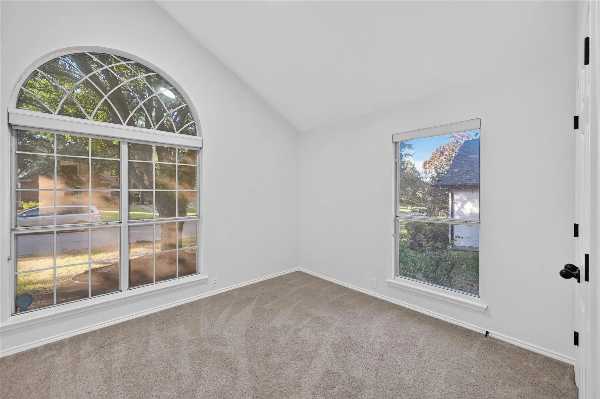 Single Family Residence For Sale in Tarrant County , 709 Coal Creek Drive, Mansfield, Texas 76063, 3 Bedroom, 2 Bathroom, 3 Garage spaces, 2,173 Sqft, built in 1997, mls#21370553, Real Estate Agent in Mansfield, Homes For Sale in Tarrant county, Homes For Sale in Mansfield, Realtor in Mansfield Texas, Real Estate Brokerage Independent Realty Texas, Luminita Cordes Realtor