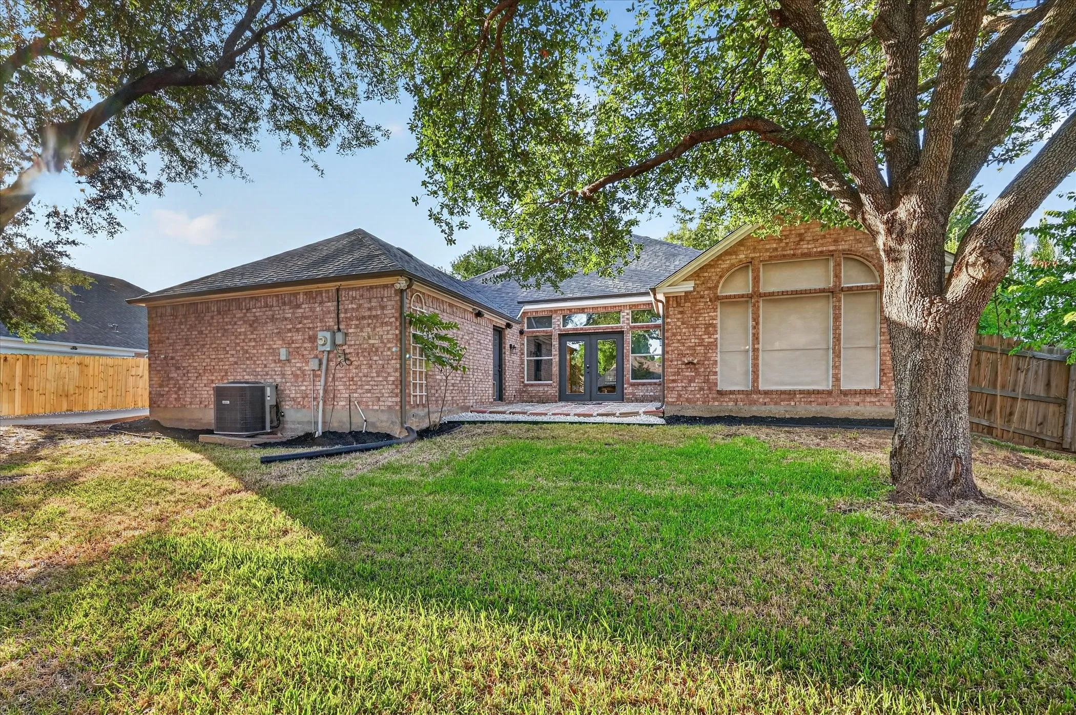Single Family Residence For Sale in Tarrant County , 709 Coal Creek Drive, Mansfield, Texas 76063, 3 Bedroom, 2 Bathroom, 3 Garage spaces, 2,173 Sqft, built in 1997, mls#21370553, Real Estate Agent in Mansfield, Homes For Sale in Tarrant county, Homes For Sale in Mansfield, Realtor in Mansfield Texas, Real Estate Brokerage Independent Realty Texas, Luminita Cordes Realtor