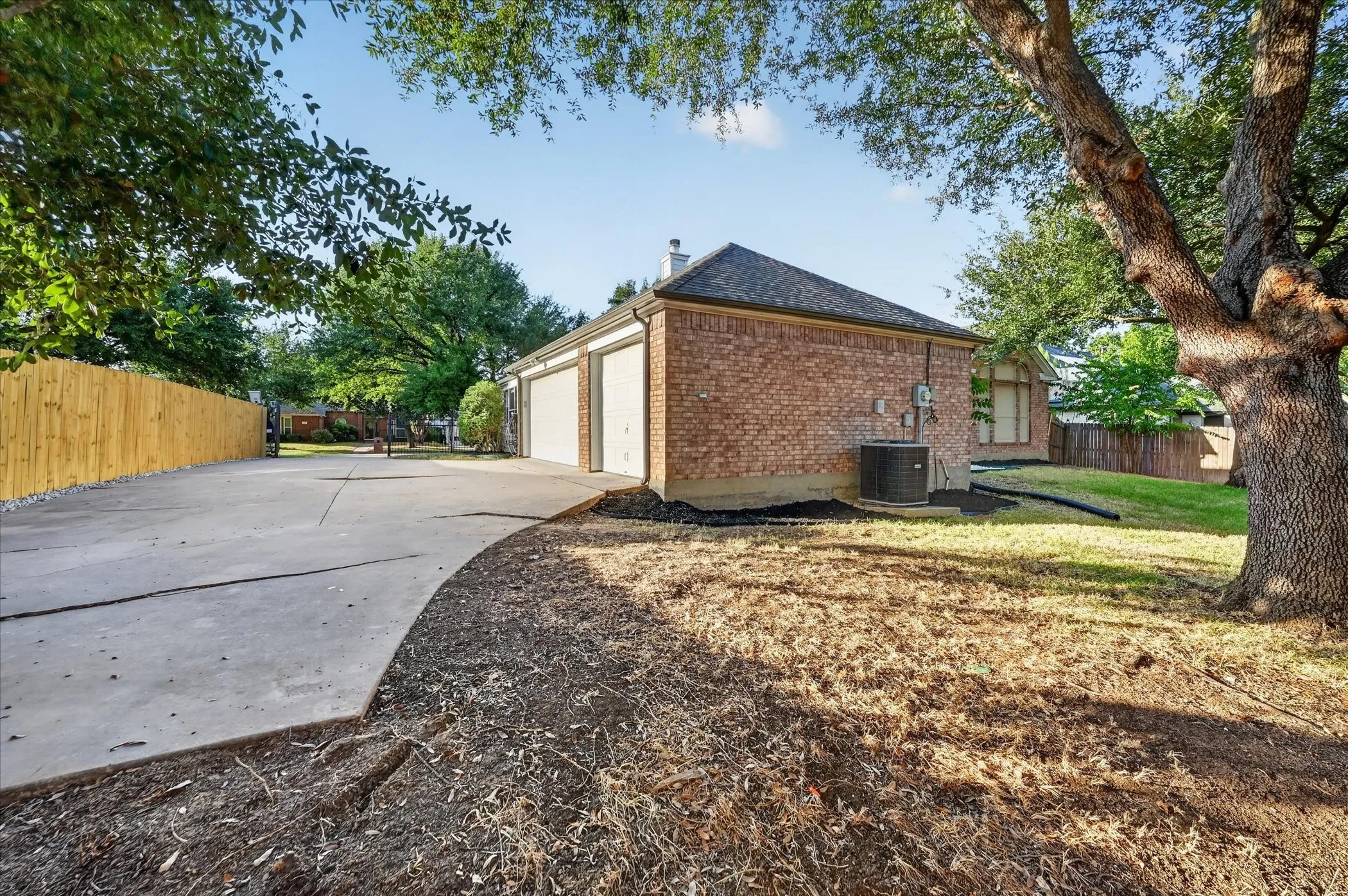 Single Family Residence For Sale in Tarrant County , 709 Coal Creek Drive, Mansfield, Texas 76063, 3 Bedroom, 2 Bathroom, 3 Garage spaces, 2,173 Sqft, built in 1997, mls#21370553, Real Estate Agent in Mansfield, Homes For Sale in Tarrant county, Homes For Sale in Mansfield, Realtor in Mansfield Texas, Real Estate Brokerage Independent Realty Texas, Luminita Cordes Realtor