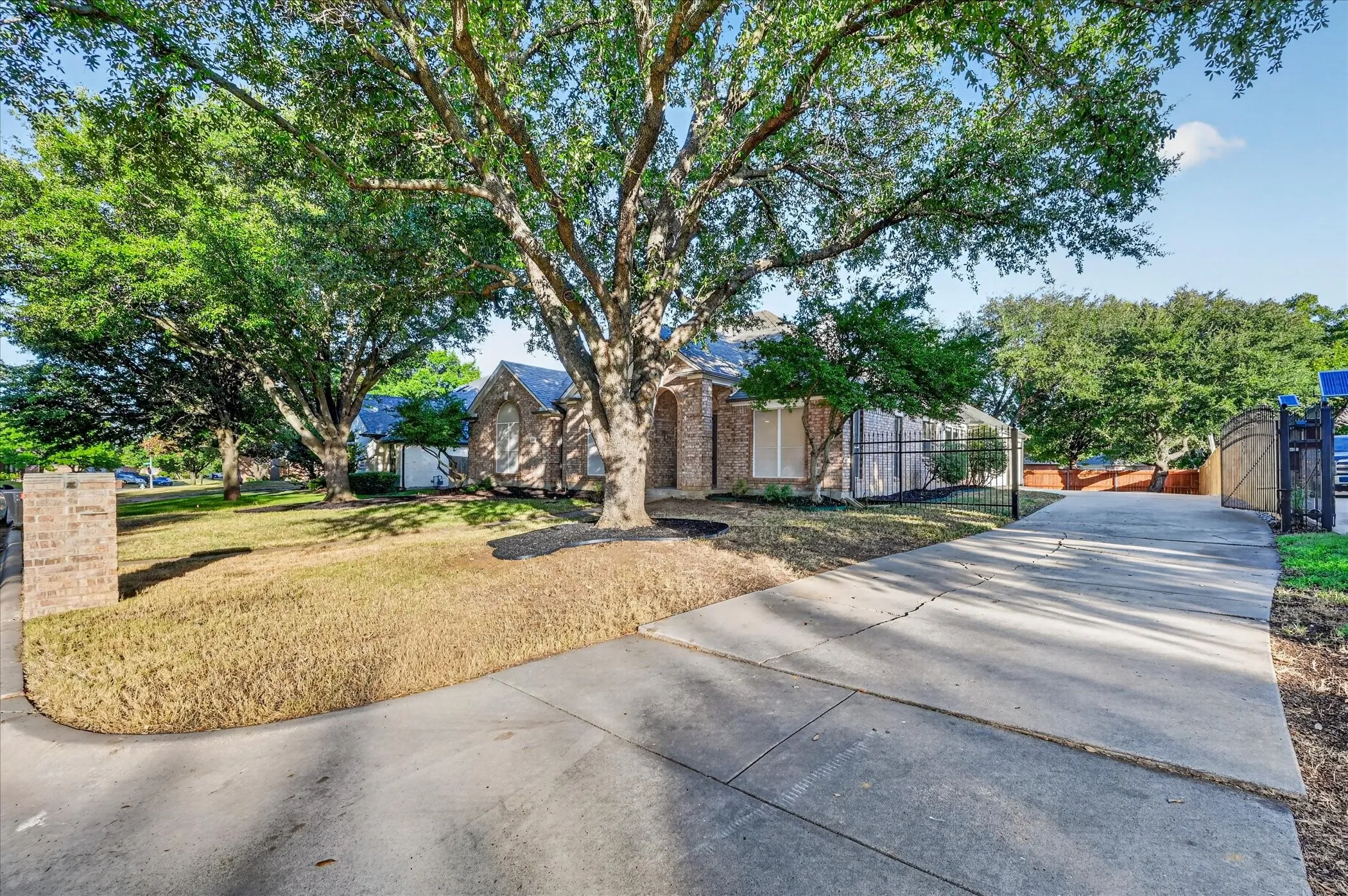 Single Family Residence For Sale in Tarrant County , 709 Coal Creek Drive, Mansfield, Texas 76063, 3 Bedroom, 2 Bathroom, 3 Garage spaces, 2,173 Sqft, built in 1997, mls#21370553, Real Estate Agent in Mansfield, Homes For Sale in Tarrant county, Homes For Sale in Mansfield, Realtor in Mansfield Texas, Real Estate Brokerage Independent Realty Texas, Luminita Cordes Realtor