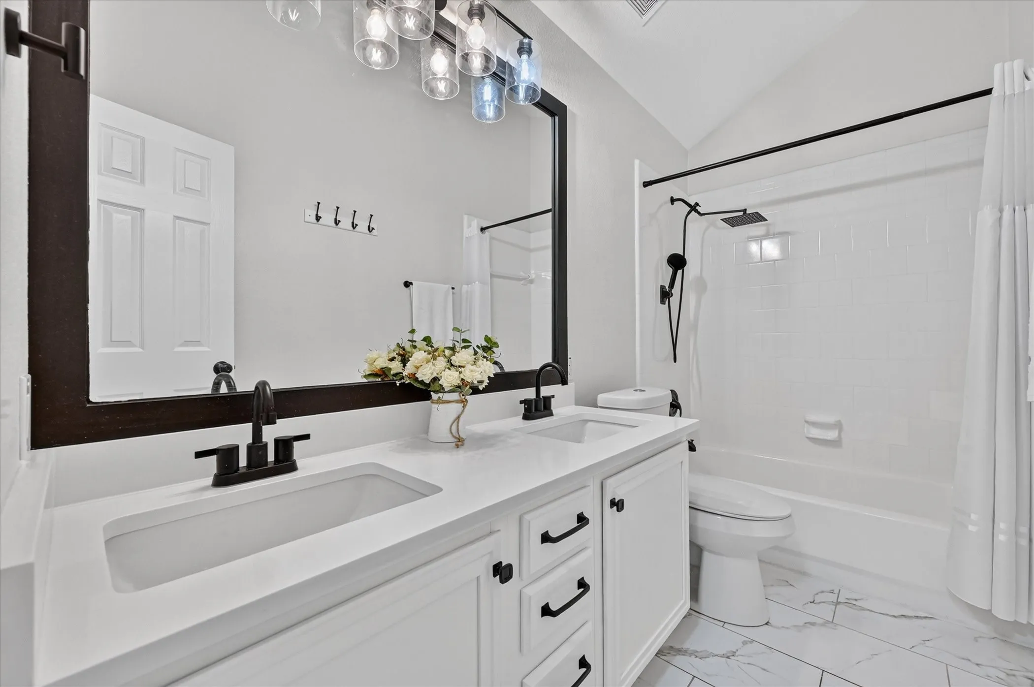 Single Family Residence For Sale in Tarrant County , 709 Coal Creek Drive, Mansfield, Texas 76063, 3 Bedroom, 2 Bathroom, 3 Garage spaces, 2,173 Sqft, built in 1997, mls#21370553, Real Estate Agent in Mansfield, Homes For Sale in Tarrant county, Homes For Sale in Mansfield, Realtor in Mansfield Texas, Real Estate Brokerage Independent Realty Texas, Luminita Cordes Realtor
