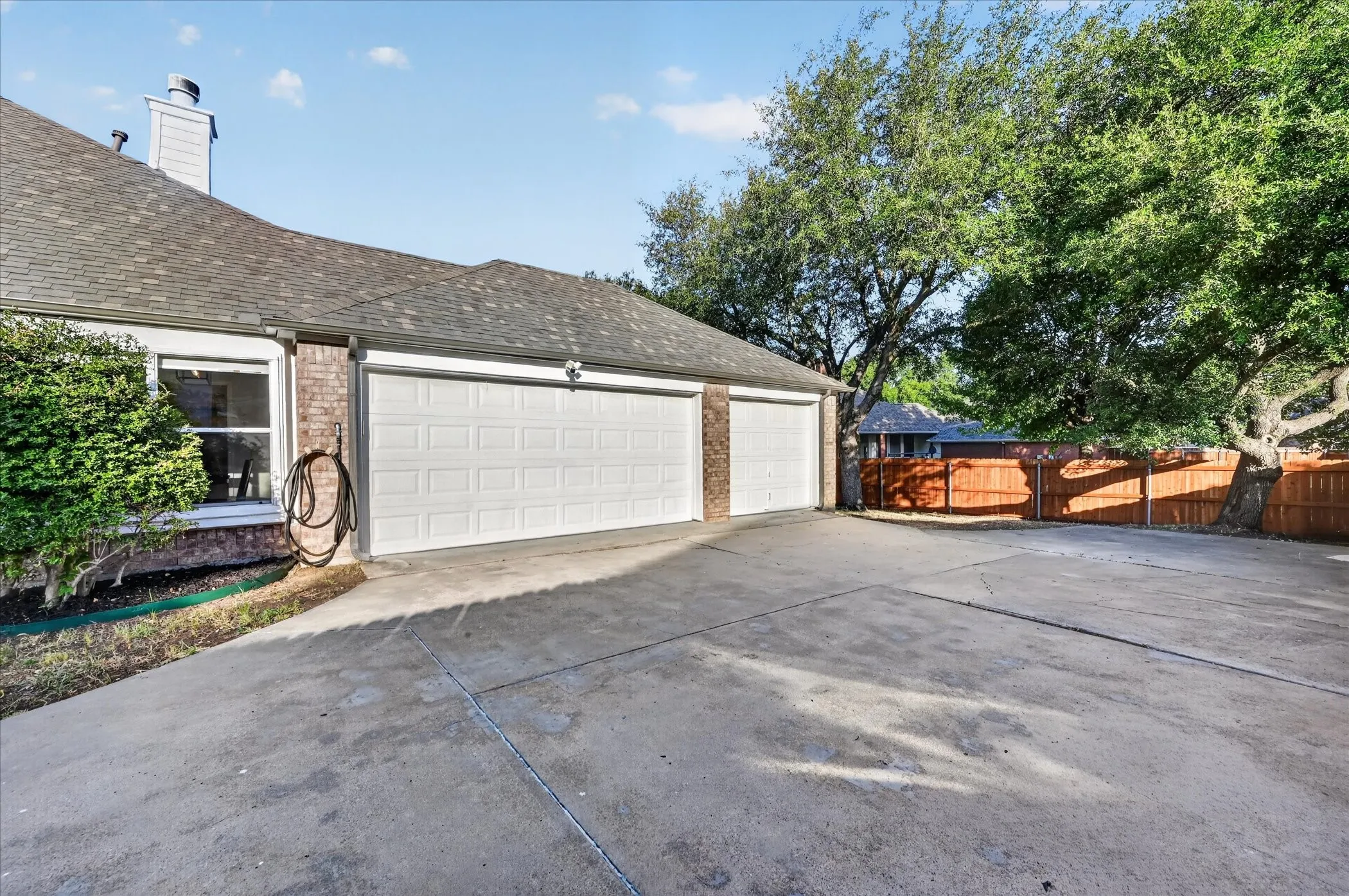 Single Family Residence For Sale in Tarrant County , 709 Coal Creek Drive, Mansfield, Texas 76063, 3 Bedroom, 2 Bathroom, 3 Garage spaces, 2,173 Sqft, built in 1997, mls#21370553, Real Estate Agent in Mansfield, Homes For Sale in Tarrant county, Homes For Sale in Mansfield, Realtor in Mansfield Texas, Real Estate Brokerage Independent Realty Texas, Luminita Cordes Realtor