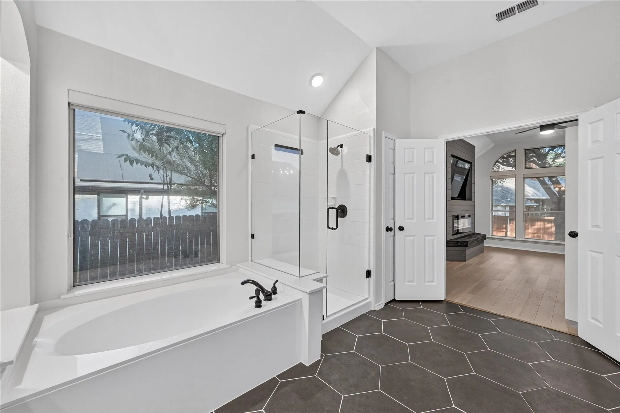 Single Family Residence For Sale in Tarrant County , 709 Coal Creek Drive, Mansfield, Texas 76063, 3 Bedroom, 2 Bathroom, 3 Garage spaces, 2,173 Sqft, built in 1997, mls#21370553, Real Estate Agent in Mansfield, Homes For Sale in Tarrant county, Homes For Sale in Mansfield, Realtor in Mansfield Texas, Real Estate Brokerage Independent Realty Texas, Luminita Cordes Realtor